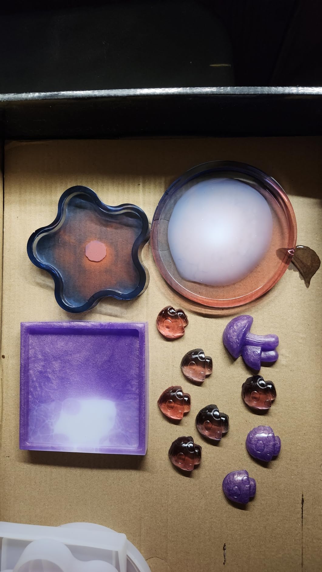 KISREL Epoxy Resin Kit for Beginners, 32oz Resin Kit with Coaster Molds, Complete Accessories Include Pigment, Mica Powders, Dried Flowers, Glitter, Measuring Cups and Other Resin Supplies customer photo 1