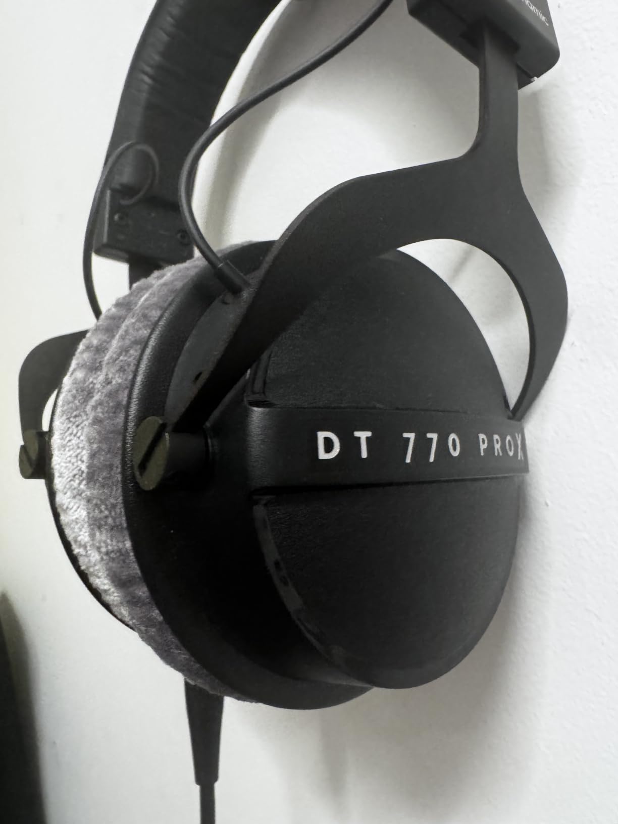 beyerdynamic DT 770 Pro X Wired Over-Ear Headphones, 48 Ohm, Closed-Back Professional Recording Studio Monitor. Recording, Monitoring, Sound Isolation, Handmade in Germany. Black customer photo 1