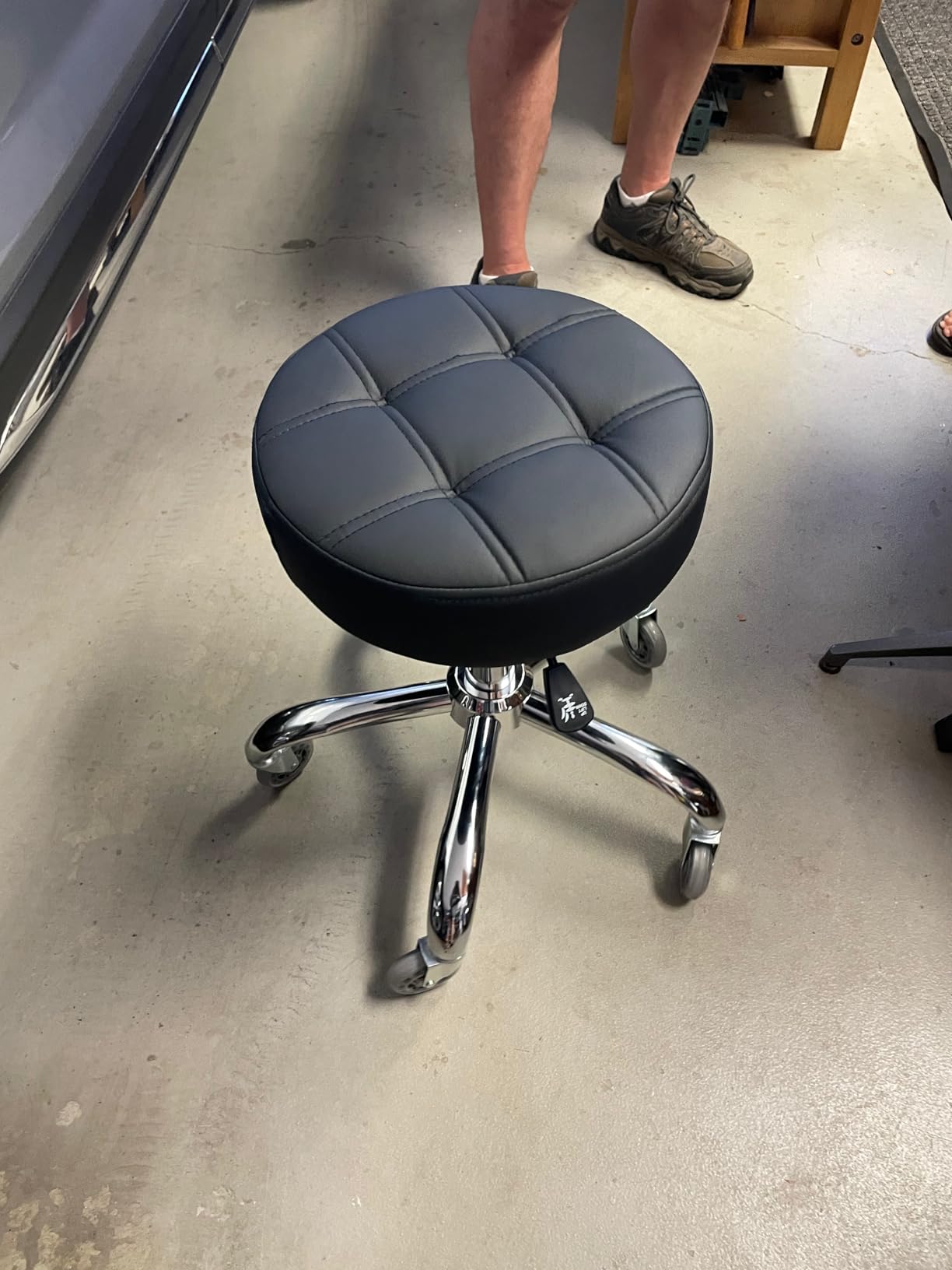 BEWISHOME Rolling Stool with Wheels, Adjustable Stool Heavy Duty 450lb, 360° Swive Rolling Chair for Massage Spa Medical Tattoo, PU Thick Seat Padding Salon Chair(Black) BYD01B customer photo 2