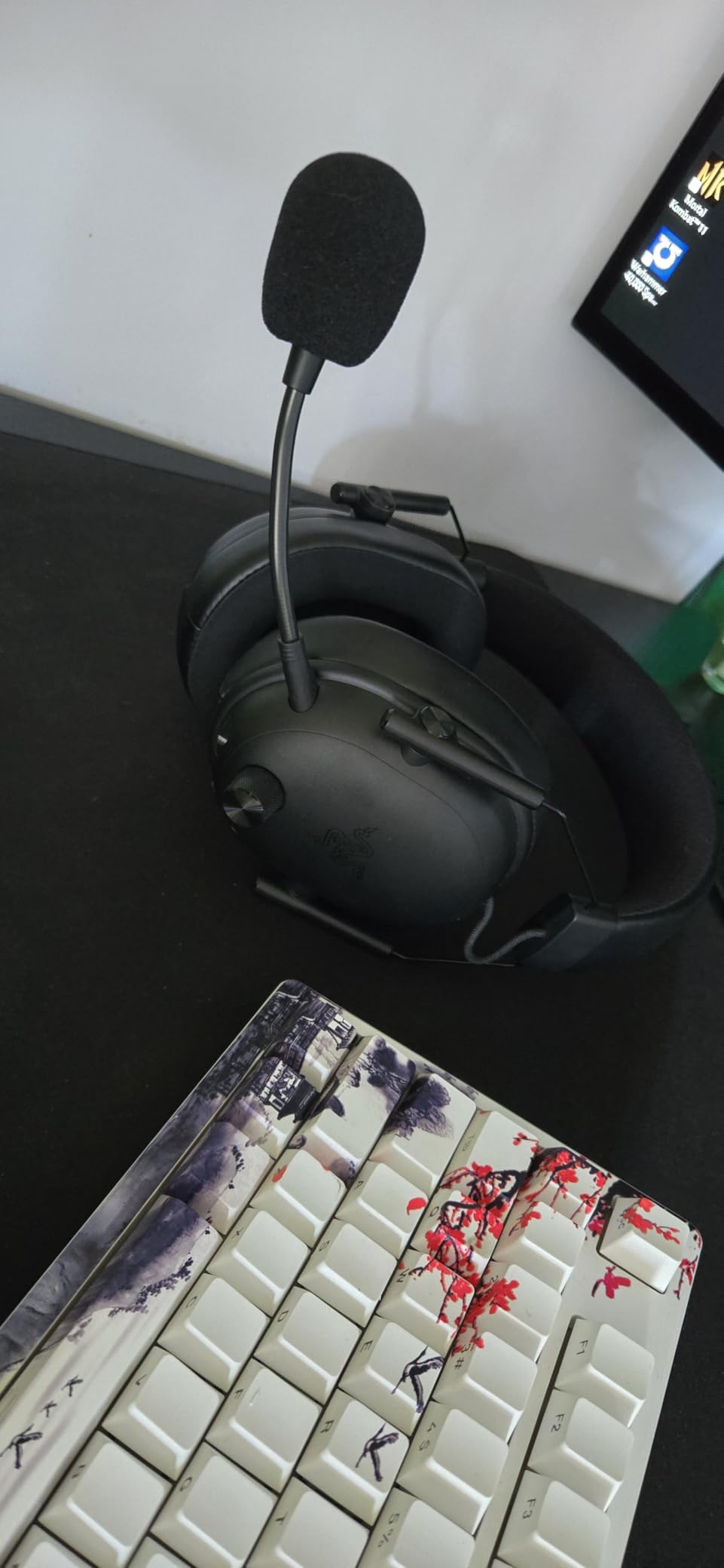 Razer BlackShark V3 Wireless PC Gaming Headset, 70 Hr Battery, 50mm Drivers, Super Wideband Mic, 2.4 GHz, Bluetooth customer photo 2