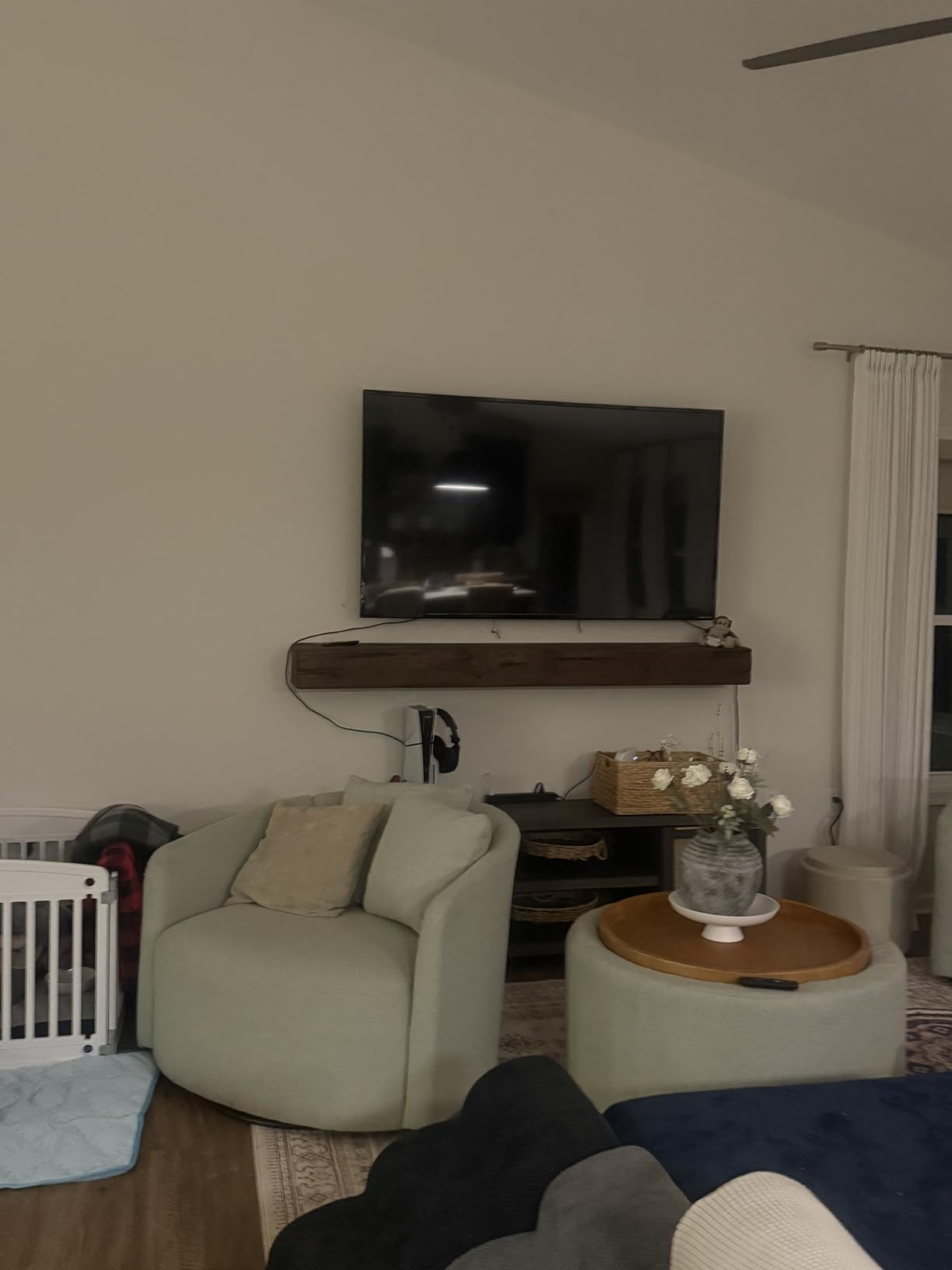 Samsung 98-Inch Class QLED Q7F Series Samsung Vision AI Smart TV (2025 Model, 98Q7F) Quantum HDR, Object Tracking Sound Lite, Q4 AI Gen1 Processor, 4K upscaling, Gaming Hub w/Alexa Built-in customer photo 1