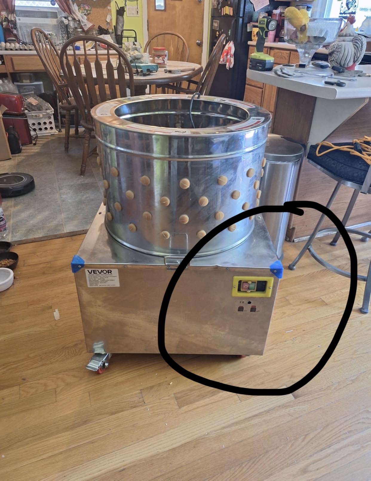 VEVOR Chicken Plucker Machine, 23.6 in Drum, 2200W & 240RPM Electric Chicken Plucking Machine with 119 Soft Fingers & Transport Wheels, Stainless Steel Feather Remover for Processing 2-4 Chicks Once customer photo 1