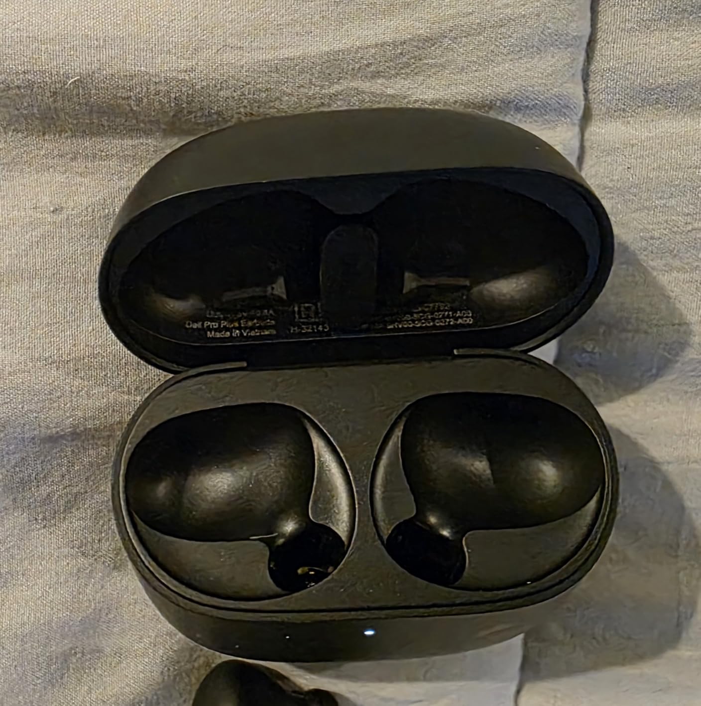 Dell Pro Plus Earbuds EB525, True Wireless, Noise Canceling, Bluetooth 5.3 | Adaptive ANC, Hearing Protection, USB Charging, Teams & Zoom Certified, IP54 resistant, 33 hr listening customer photo 2