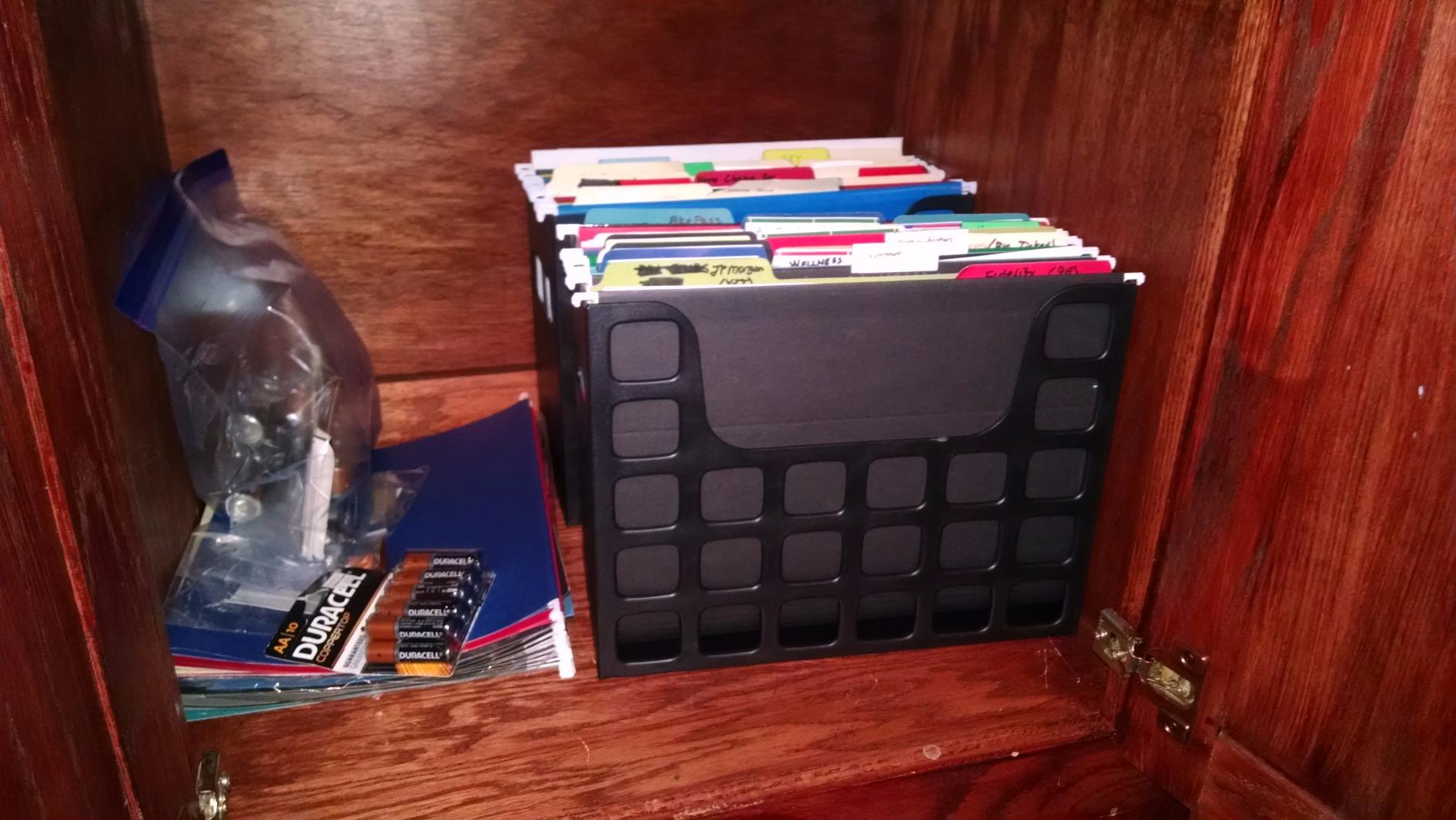 Pendaflex Portable Desktop File, Document Holder for Home and Office, Plastic Organizer Box, Side Handles, Hanging File Folders, Tabs & Inserts, Letter Size, 9-1/2 x 12-3/16 x 6 Inches, Black (23013) customer photo 2