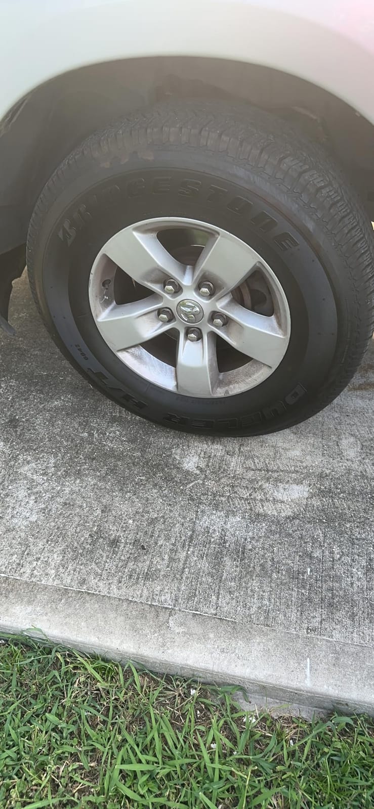 Bridgestone Dueler H/T 684II Highway Terrain SUV Tire P265/70R17 113 S customer photo 1