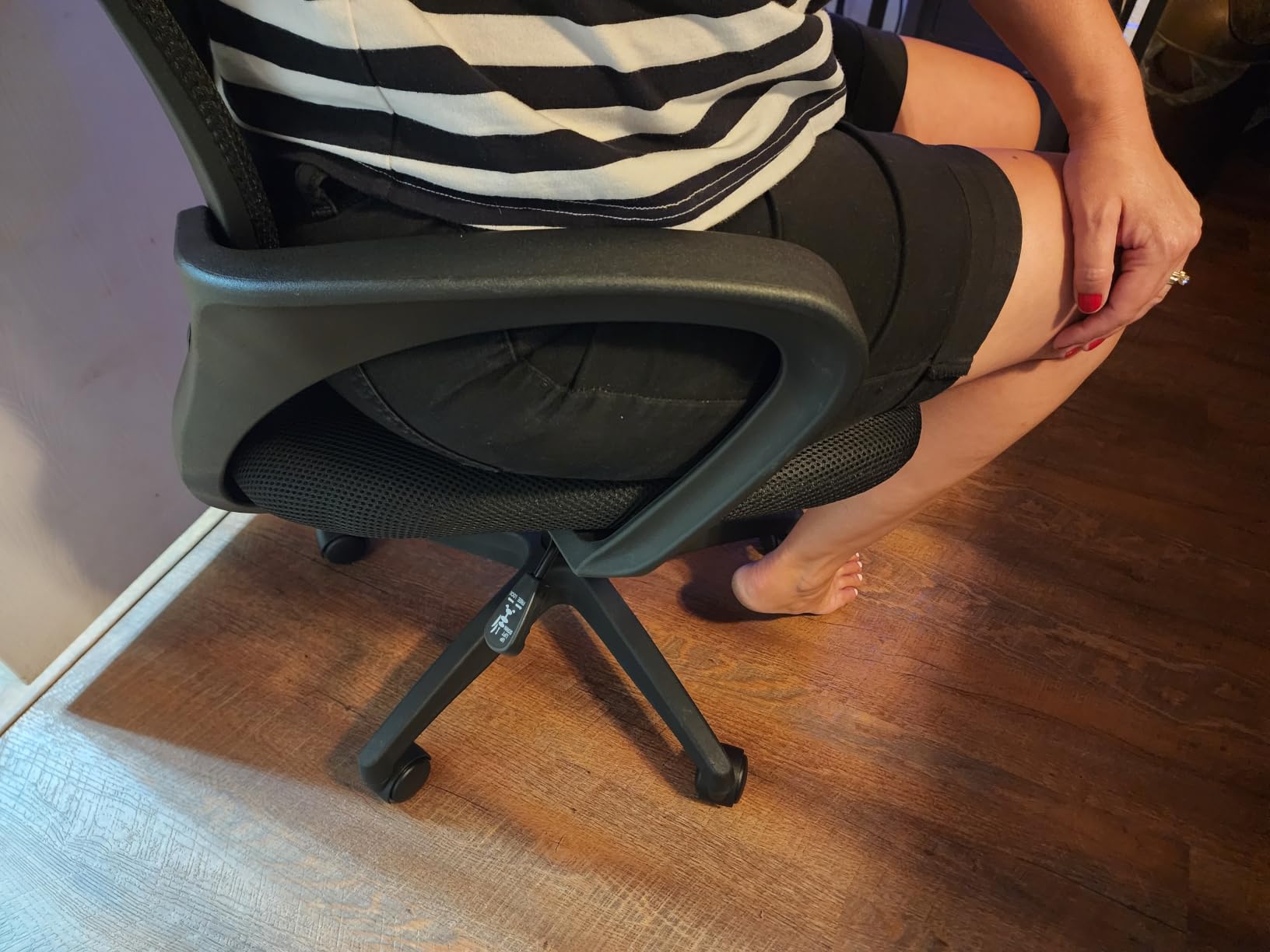 BestOffice Ergonomic Office Chair | Mid-Back Swivel Desk Chair | Black | with Lumbar Support, Adjustable Height & Breathable Backrest | Sponge Seat & Rolling Wheels | for Home, Office customer photo 2