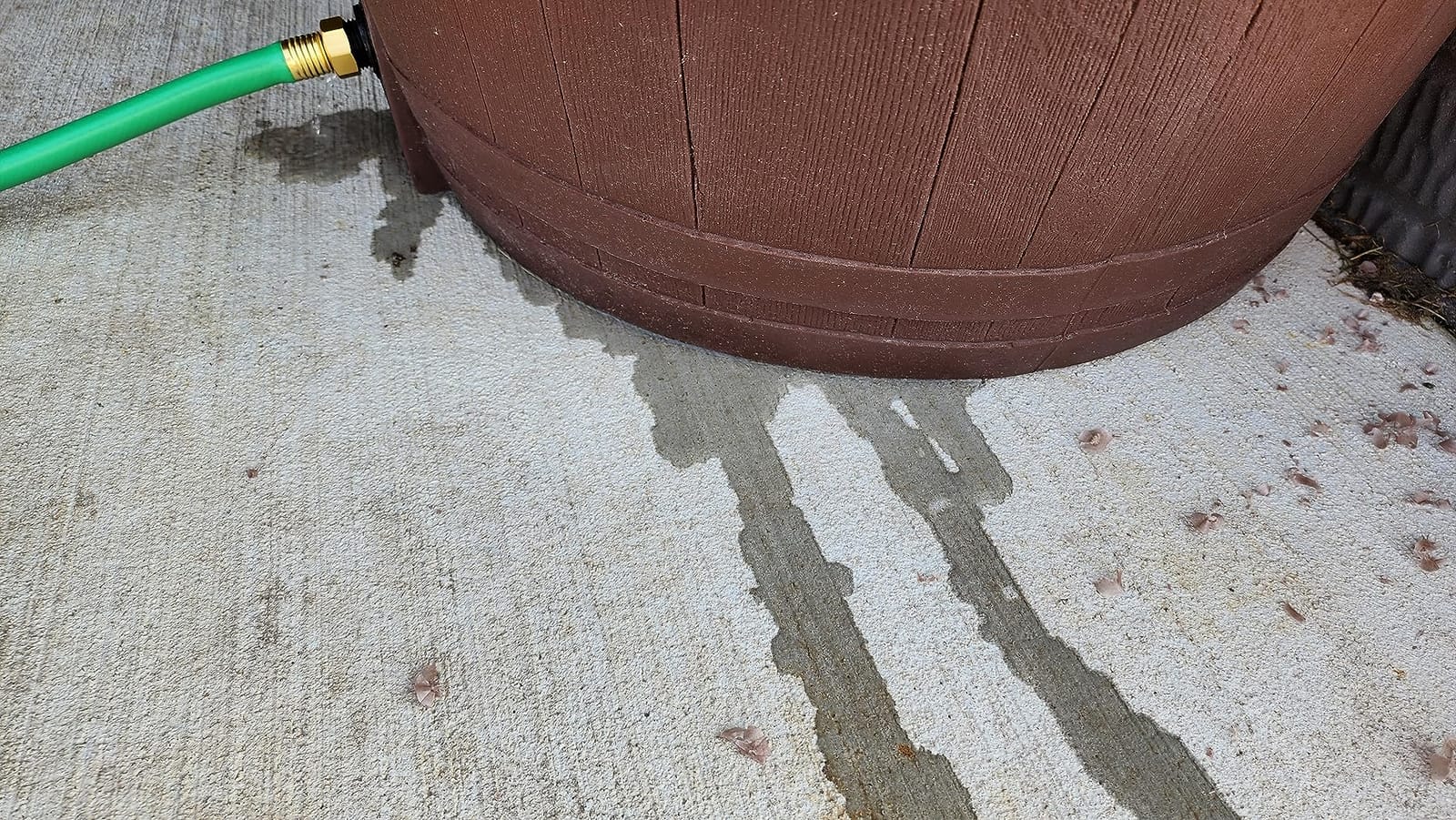 Rescue 50-Gallon Whiskey Rain Barrel - Includes Planter, Rain Water Diverter, Outlet Hose - Flatback Design - Brown customer photo 2