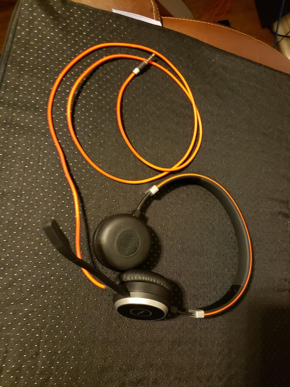 Jabra Evolve 40 Professional Wired Headset, Stereo, UC-Optimized – Telephone Headset for Greater Productivity, Superior Sound for Calls and Music, 3.5mm Jack/USB Connection, All-Day Comfort Design customer photo 1