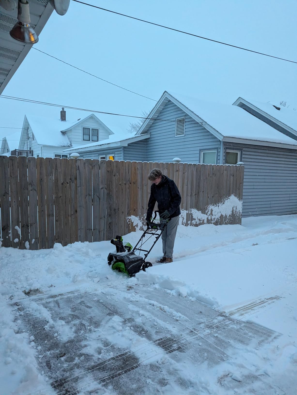 Greenworks 80V (75+ Compatible Tools) 20” Brushless Cordless Snow Blower, 2.0Ah Battery and Charger Included customer photo 1
