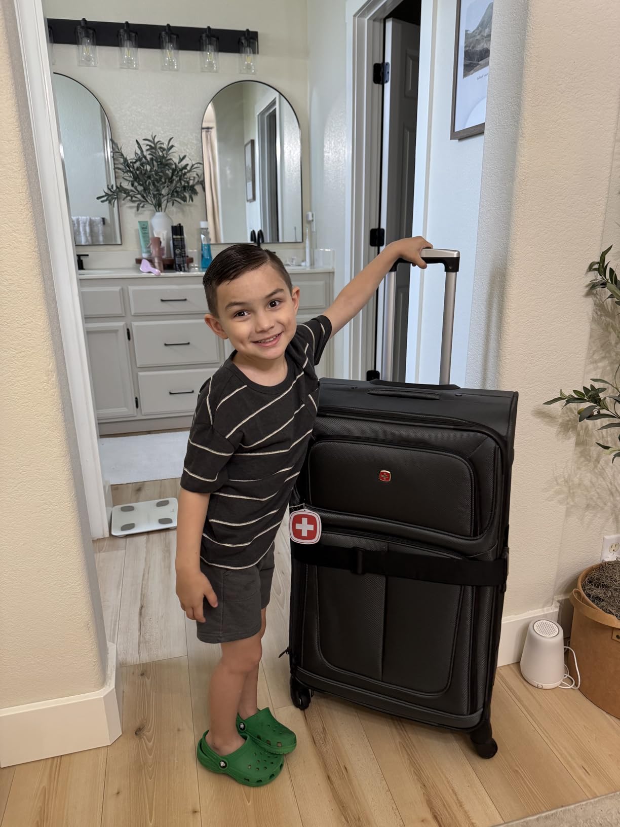 SwissGear Sion Softside Expandable Spinner Luggage Durable Lightweight Travel Suitcase, Black, Checked-Large customer photo 2