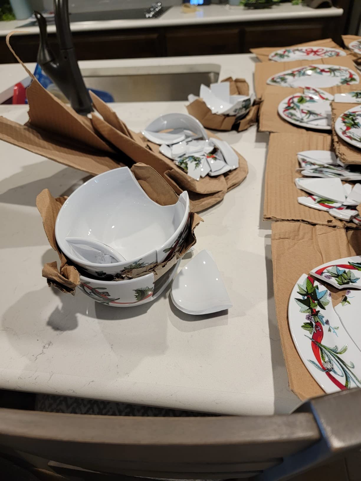 BrylaneHome 16 Piece Christmas Dinnerware Set customer photo 1
