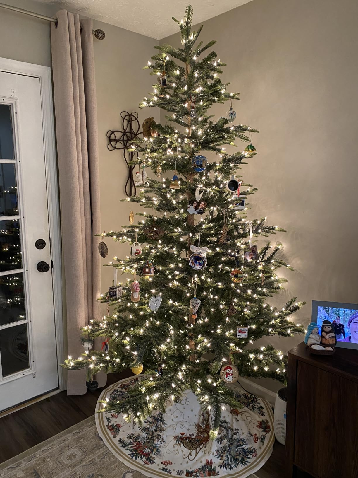 Puleo International 7.5ft Pre-Lit Aspen Fir Artificial Christmas Tree customer photo 2