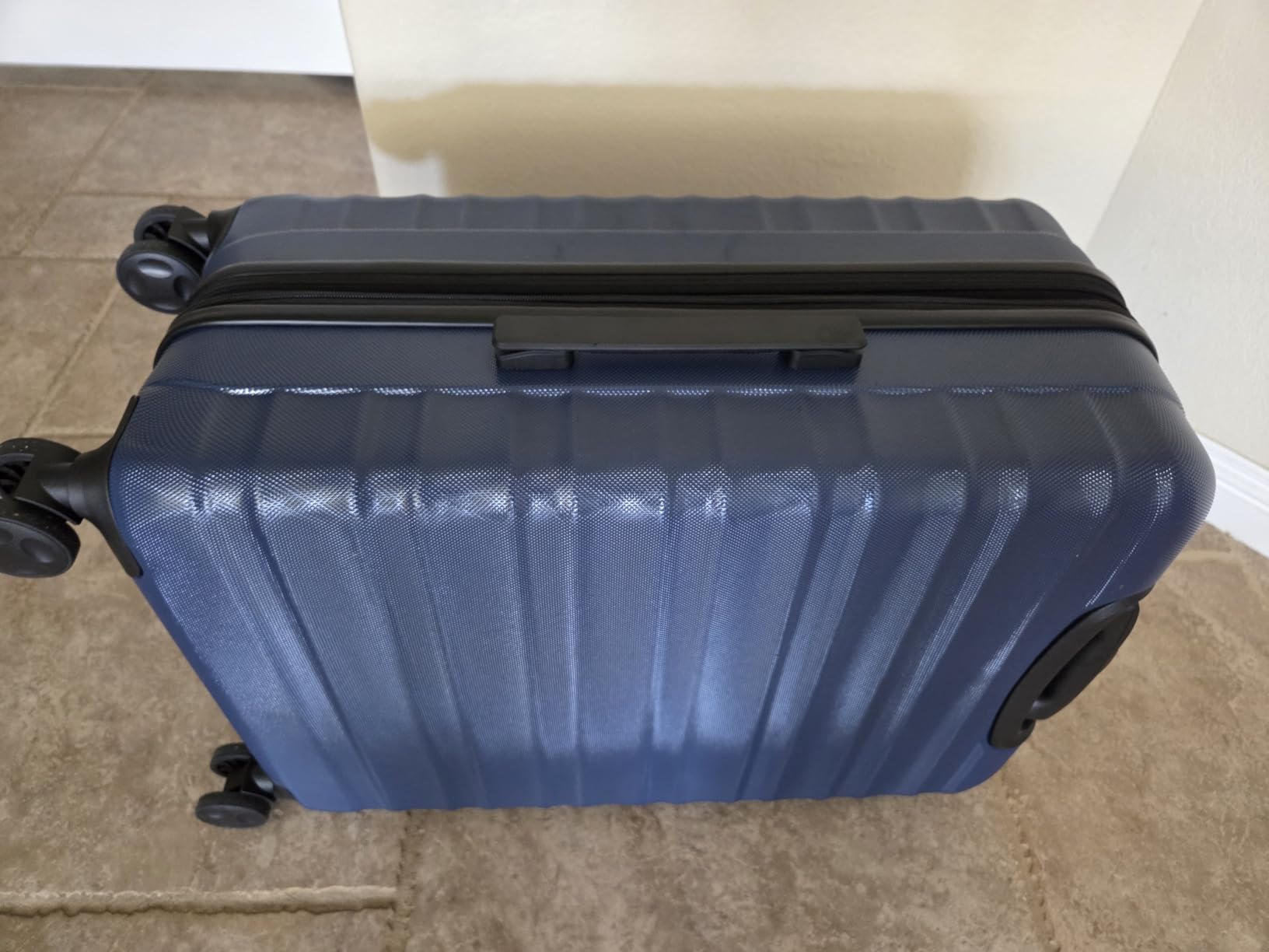 AmazonBasics 68 cm Navy Blue Hardsided Check-In Trolley customer photo 2