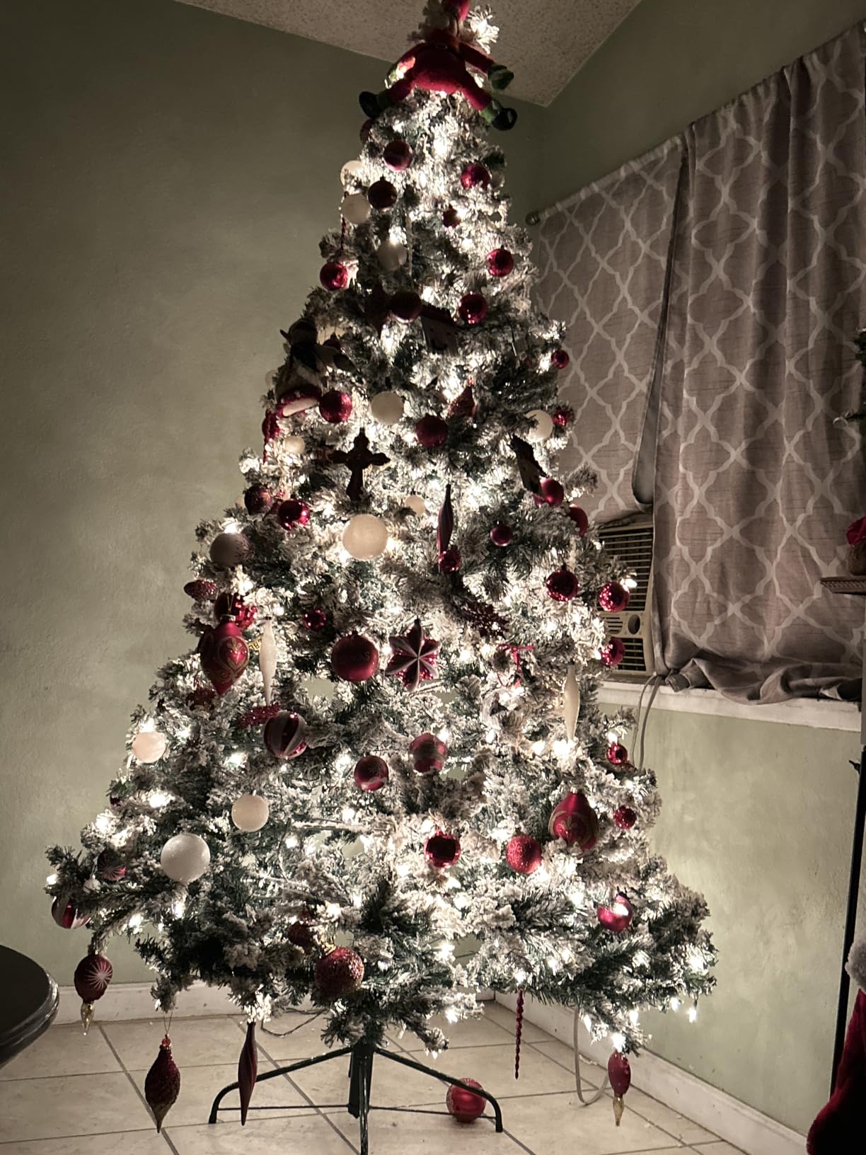 Best Choice Products 6ft Pre-Lit Artificial Christmas Tree Twinkling LEDs, Snow Flocked Design Pine Tree, Full Appearance Lighted Snowy w/Easy Assembly, 250 Lights, 928 Tips Metal Stand customer photo 2