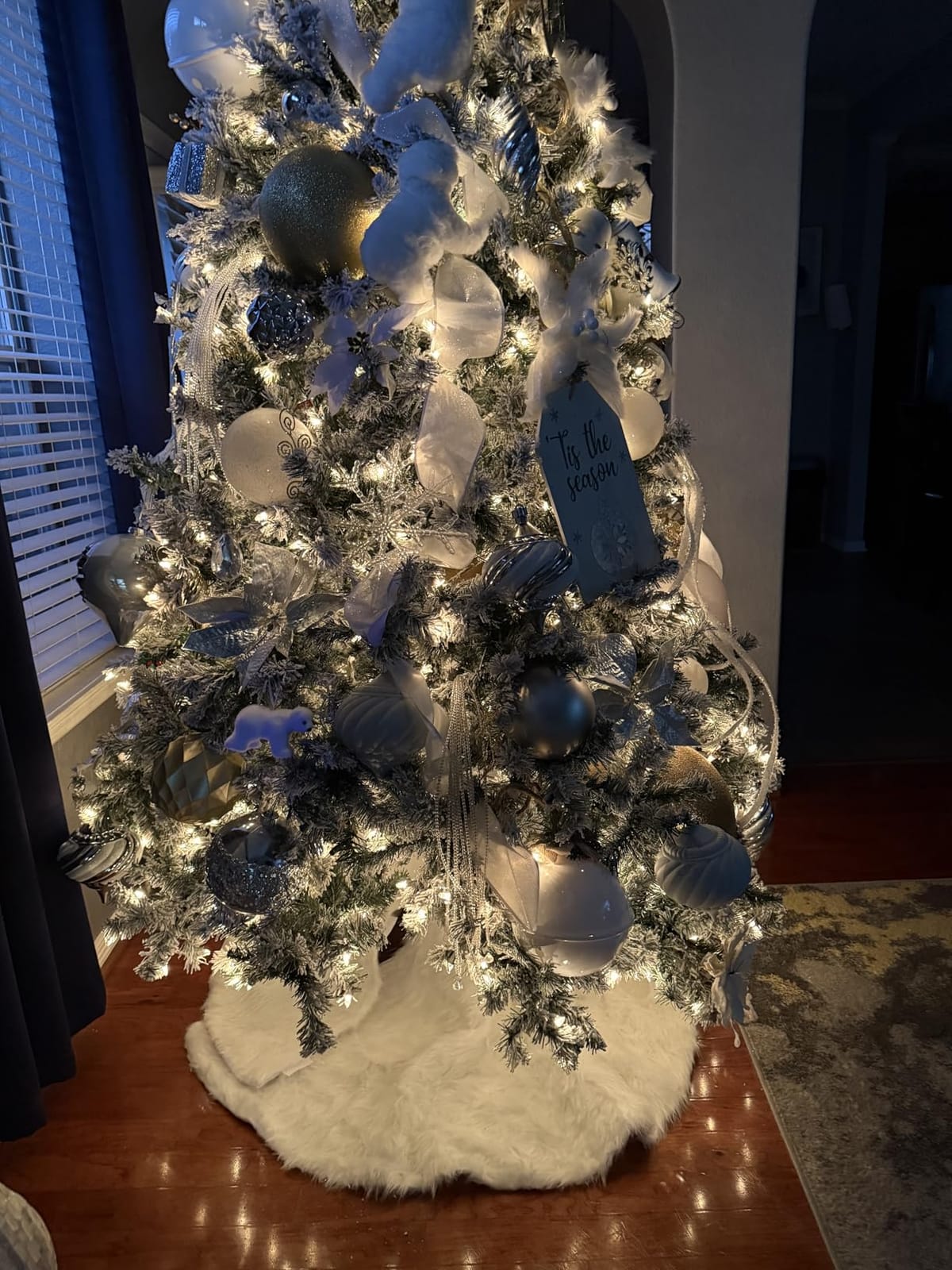 Best Choice Products 7.5ft Pre-Lit Artificial Christmas Tree Twinkling LEDs, Snow Flocked Design Pine Tree, Full Appearance Lighted Snowy w/Easy Assembly, 550 Lights, 1,346 Tips Metal Stand customer photo 1