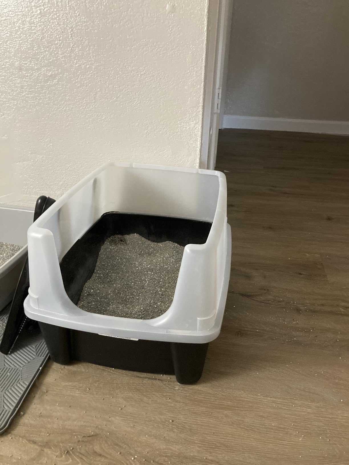 IRIS USA High Sided Cat Litter Box, Large, Scatter Shield, Black customer photo 1