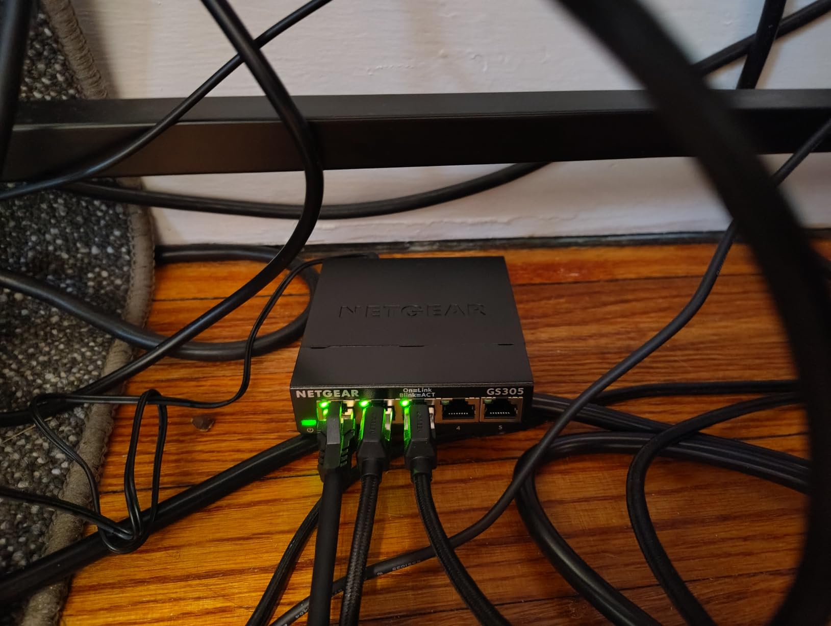 NETGEAR 5-Port Gigabit Ethernet Unmanaged Network Switch (GS305) | Essentials Model, Home Network Hub, Office Ethernet Splitter, Plug-and-Play, Silent Operation, Desktop or Wall Mount customer photo 2