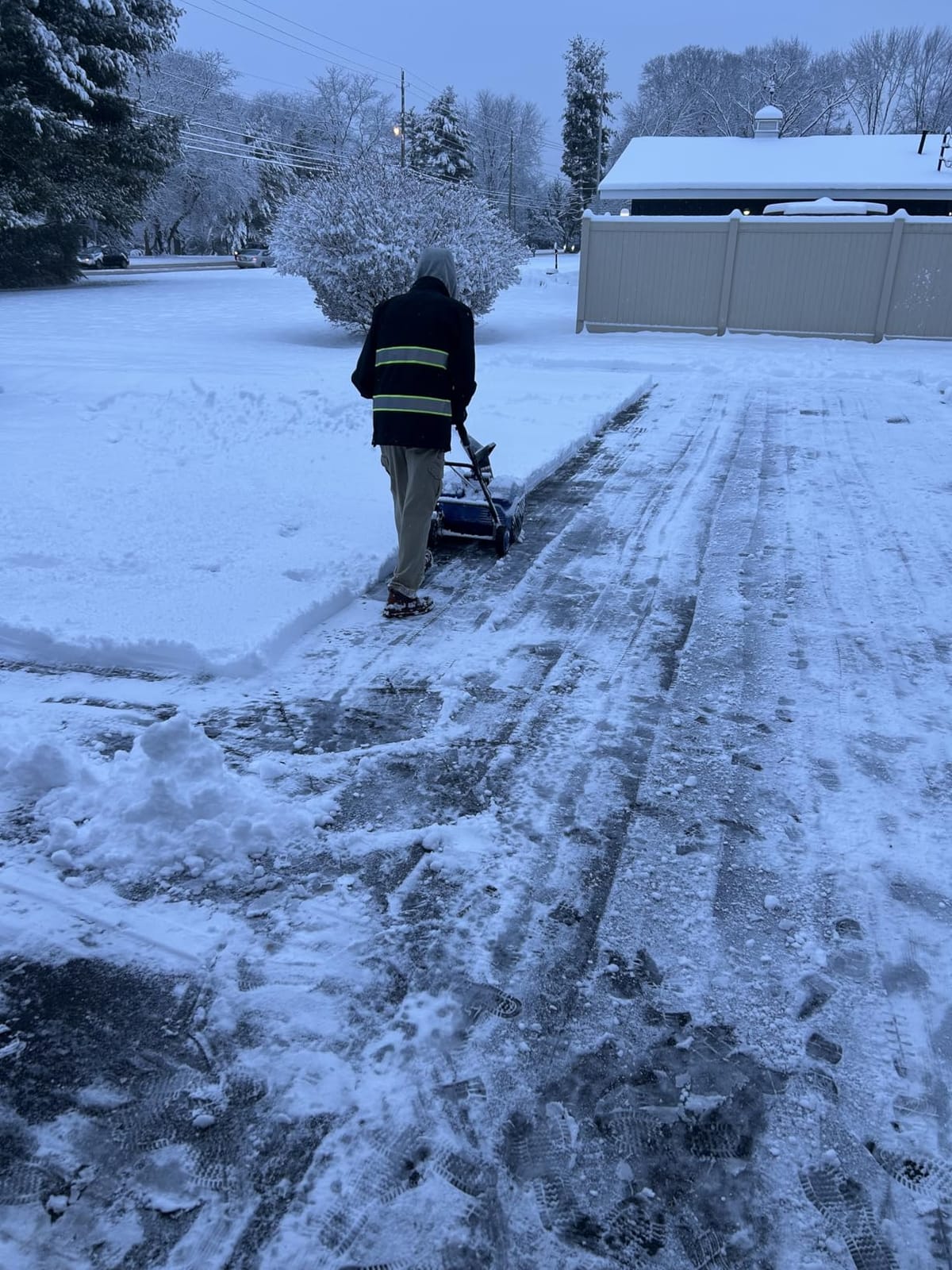 Snow Joe 48V Cordless Snow Blower Kit w/2x 4Ah Batteries, 24V-X2-SB18 customer photo 2