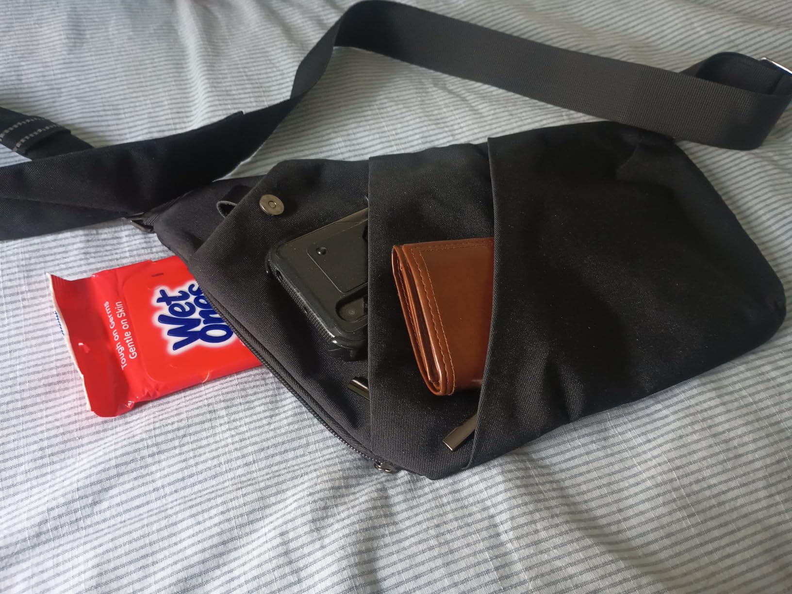 VADOO Sling Bag - Anti-theft Crossbody Shoulder Bag for Men and Women customer photo 1