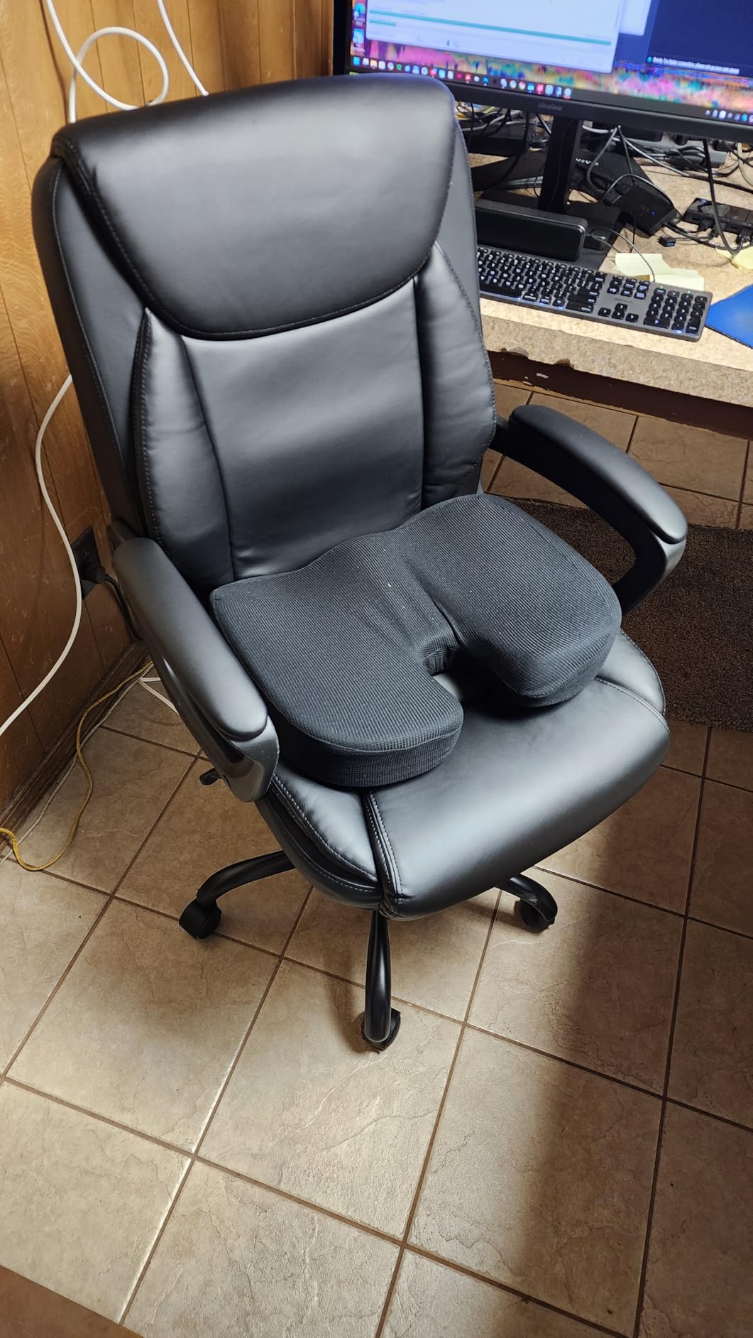 Amazon Basics Classic Puresoft PU Padded Mid-Back Office Desk Chair with Armrest, Easy Assembly, Sturdy Metal Base, Wheels, 275lb Support, 26