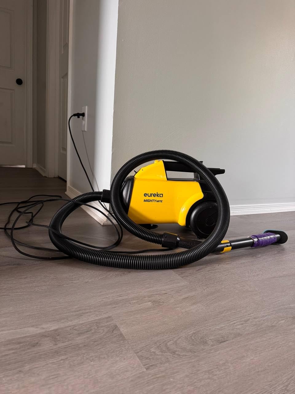 Eureka 3670M Canister Cleaner, Lightweight Powerful Vacuum for Carpets and Hard Floors, w/ 5bags,Yellow customer photo 1