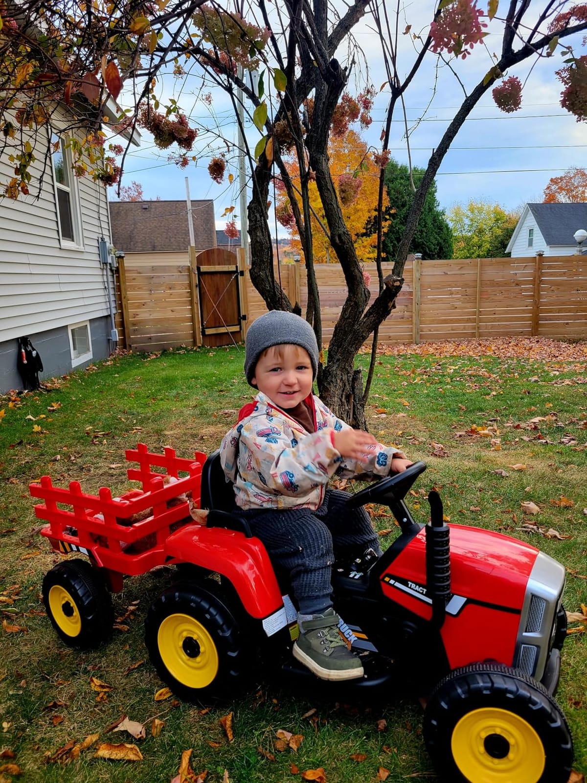 JOYMOR Ride on Tractor with Remote Control, 25W Motors Electric Tractor with Trailer for Toddler, 12V Battery Powered Ride on car Toy for Boys and Girls customer photo 1