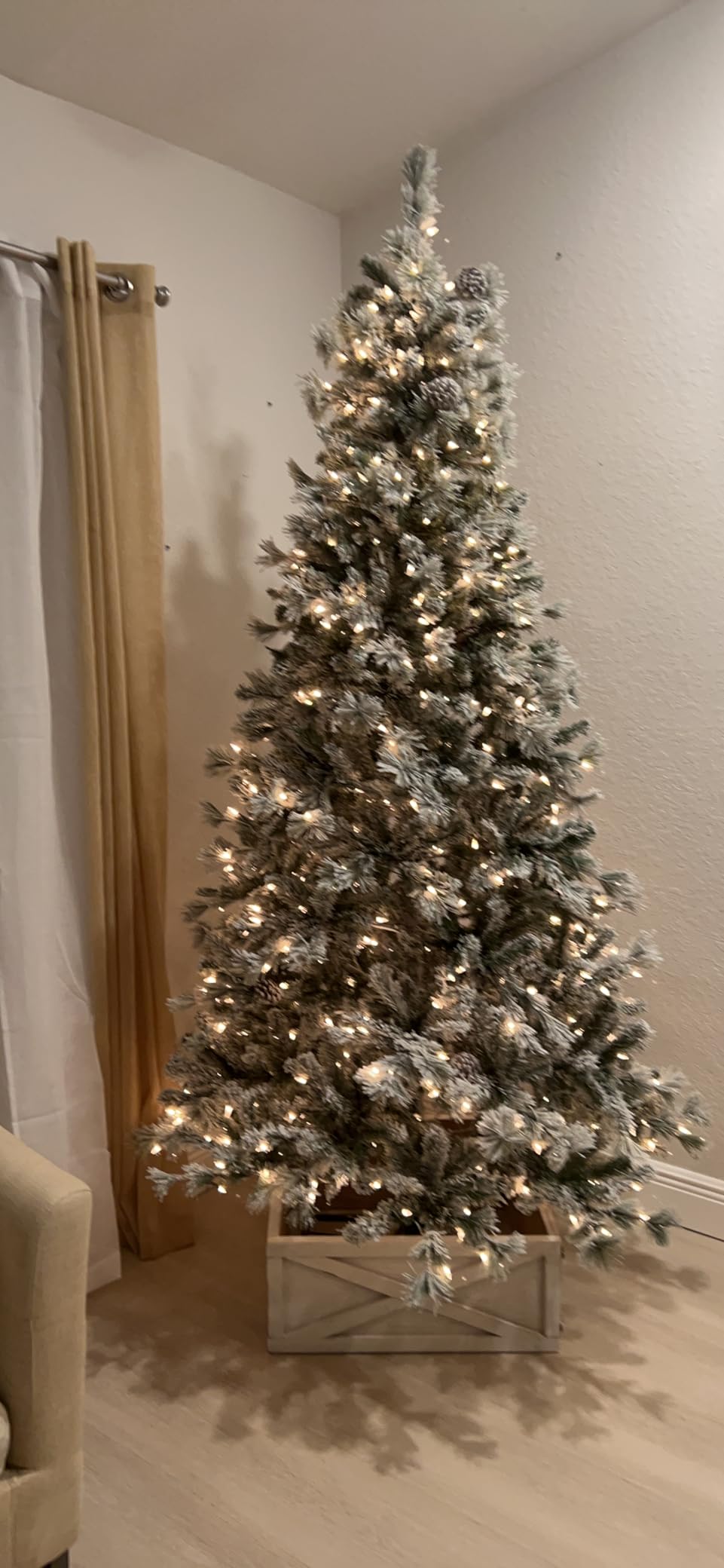 Hykolity 7.5 ft Flocked Prelit Christmas Tree customer photo 1