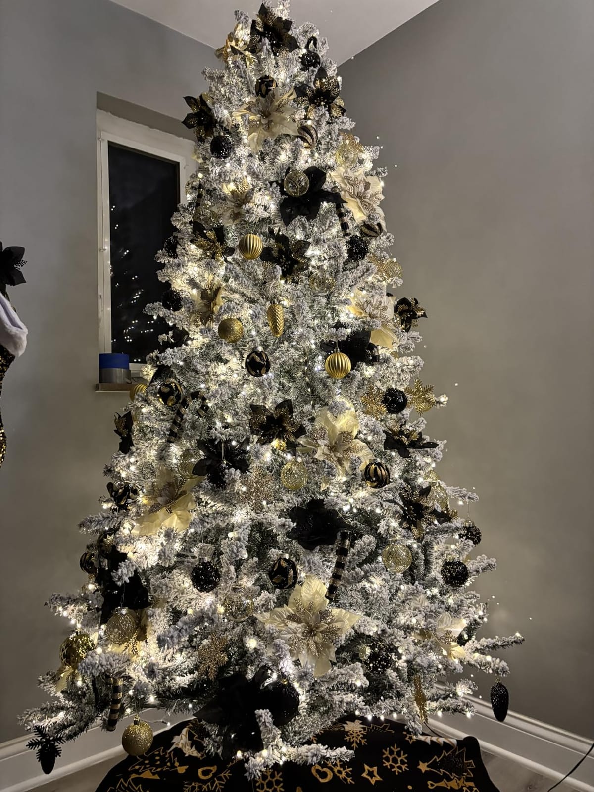 Hykolity 7.5 ft Flocked Prelit Christmas Tree customer photo 2