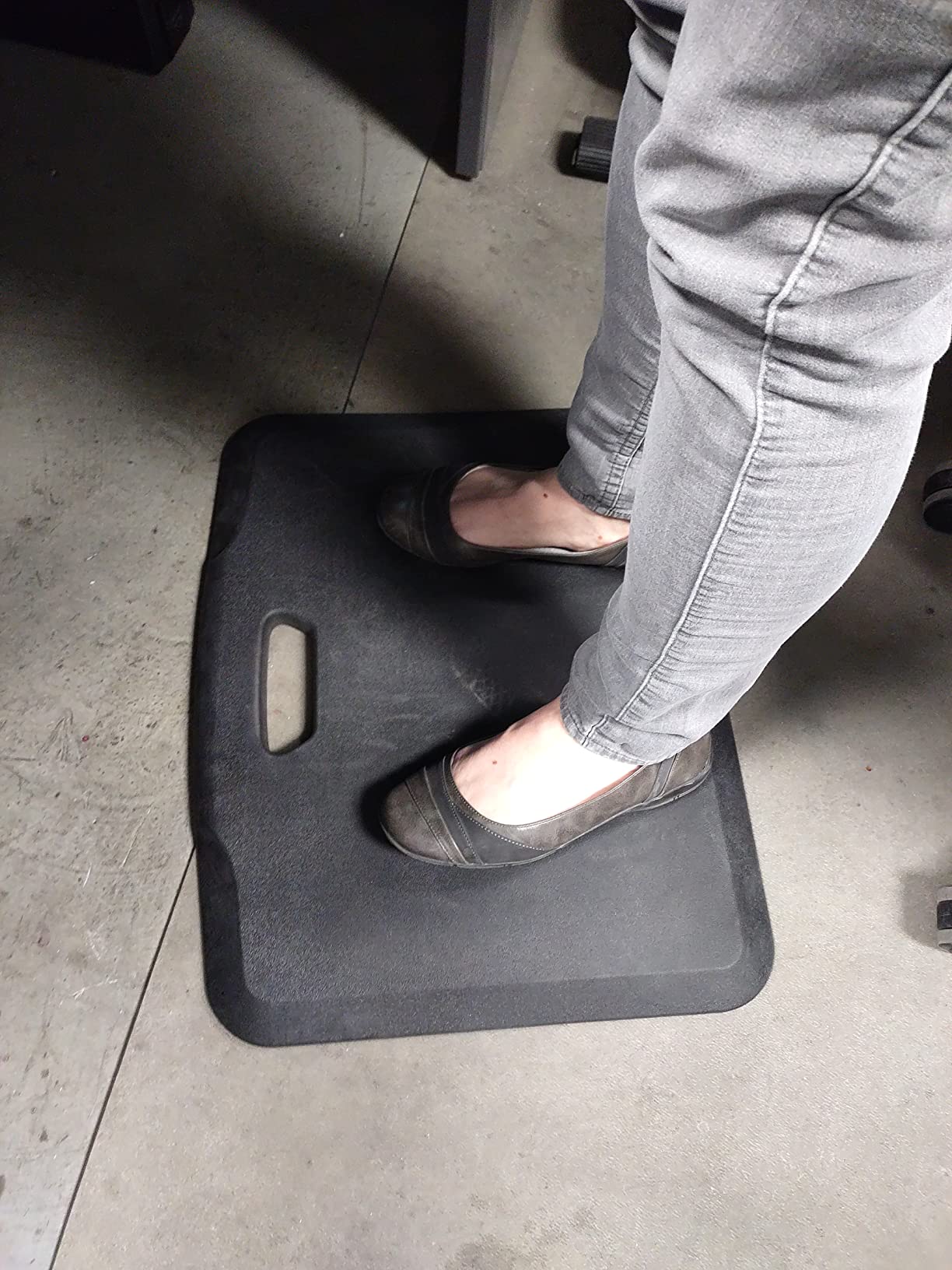 Mount-It! Standing Desk Floor Mat, 18x22, Brown | Rubberized gel foam comfort mat for standing desk, kitchen, garage & office. Anti-slip, washable surface. customer photo 1