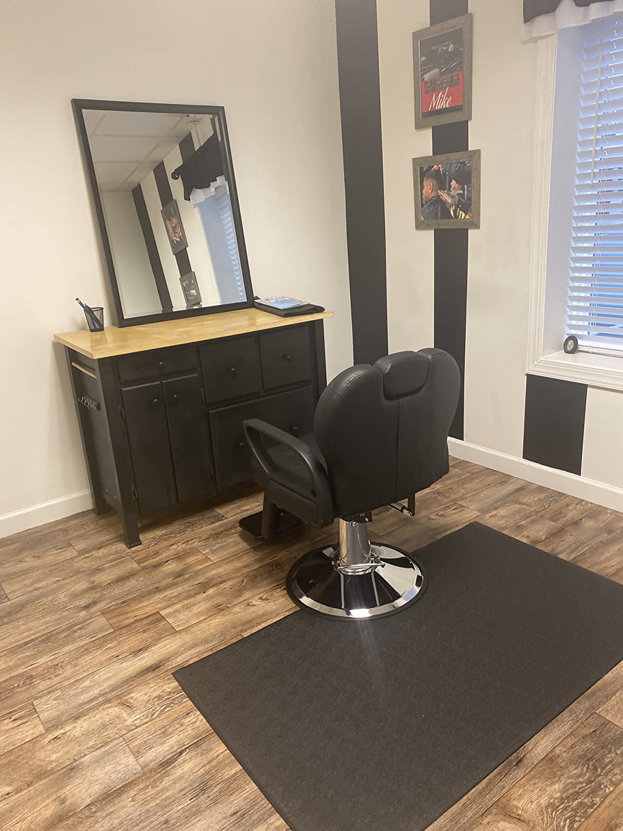 Artist hand Barber Chair Reclining Salon Chair for Hair Stylist, Black | Heavy Duty Hydraulic Pump, Comfortable, Adjustable Height, Headrest and Footrest, 360° Swival with Lock, for Barbershop Home customer photo 2