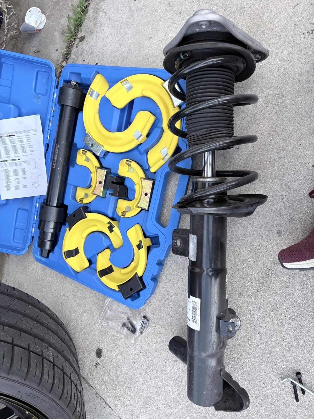DAYUAN 1000kg Macpherson Strut Coil Spring Compressor Tool Kit customer photo 1
