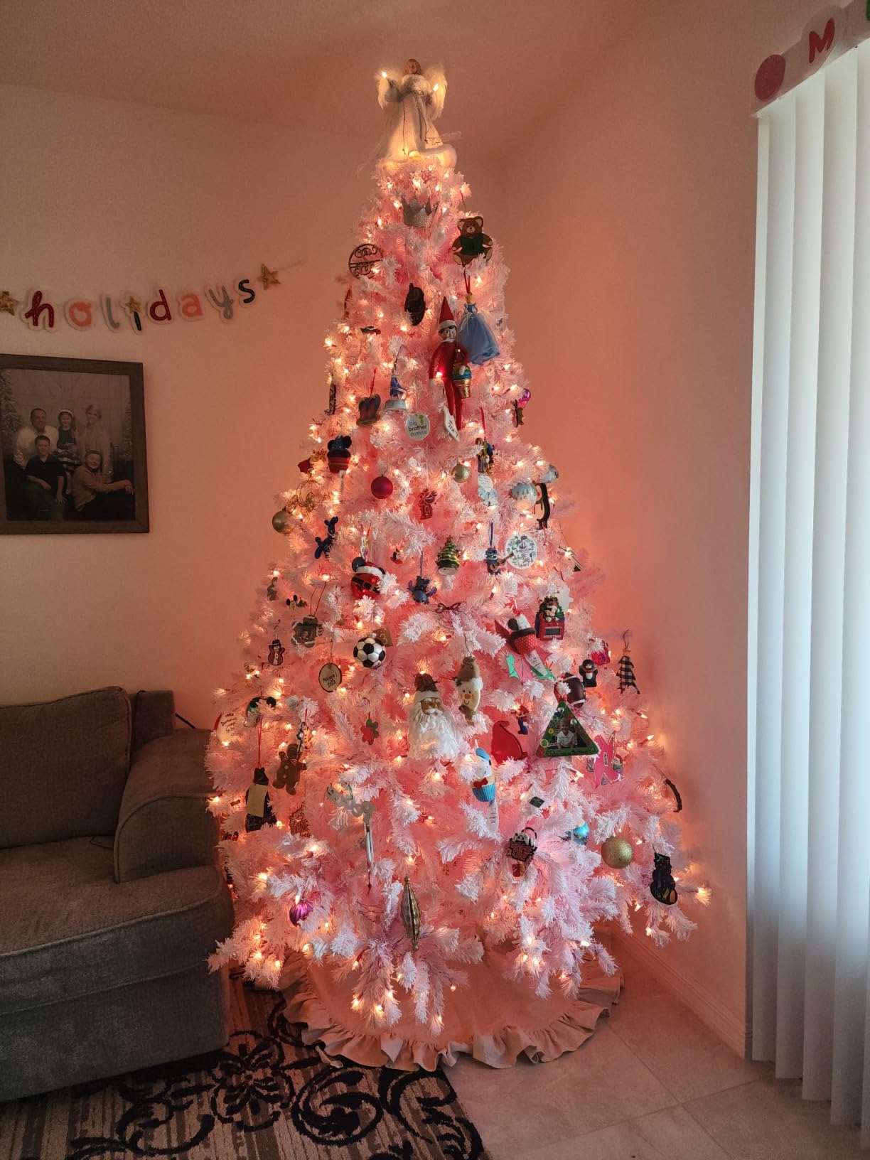 Yaheetech 6ft Pre-Lit Snow Flocked Artificial Christmas Tree, 250 Lights customer photo 1