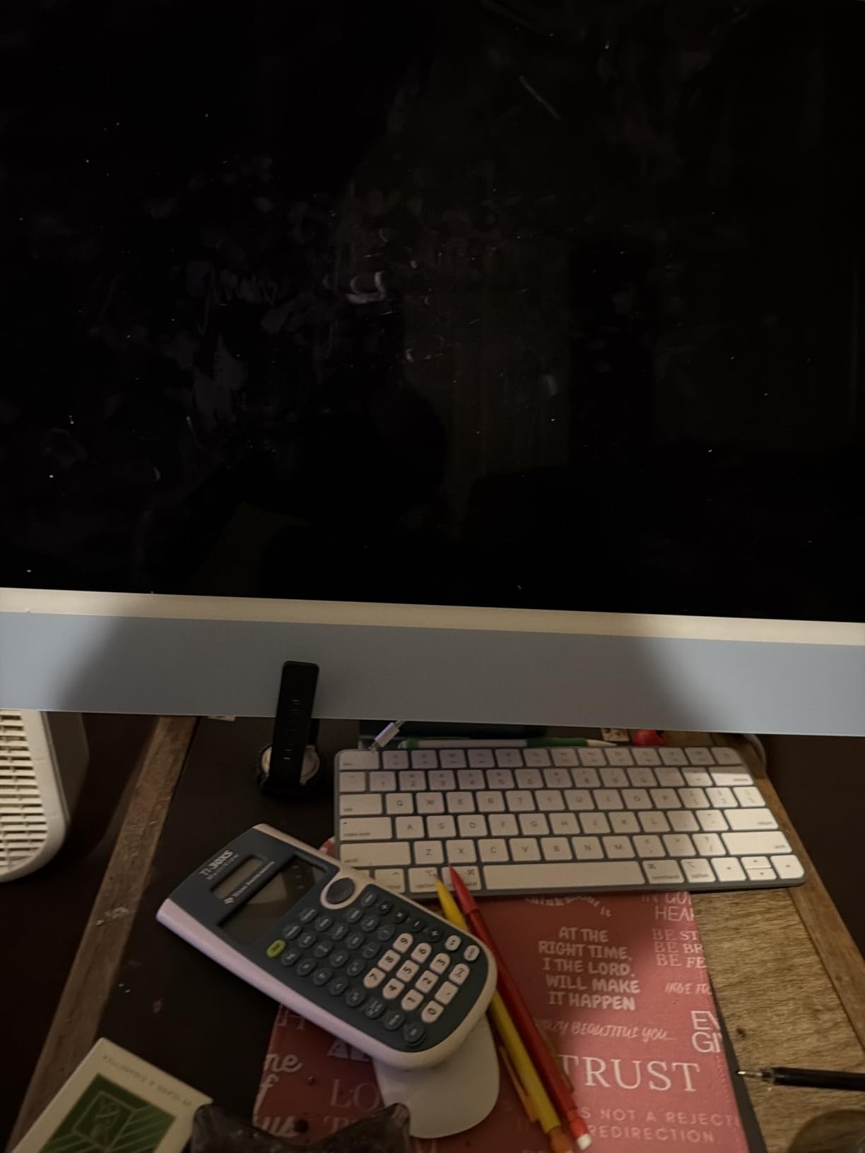 2021 Apple iMac with Apple M1 Chip with 8-core CPU (24-inch, 8GB RAM, 256GB SSD Storage) (QWERTY English) Silver (Renewed) customer photo 1