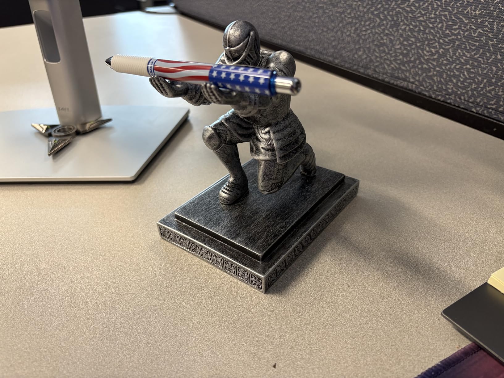 Spakon Knight Pen Holder with 2 Pens, Resin Desk Accessories, Classic, Iron | Executive Holder for Men Office, Medieval Knight Statue Organizer, Cool Workspace Decor, Warrior Figure Home Supplies customer photo 2