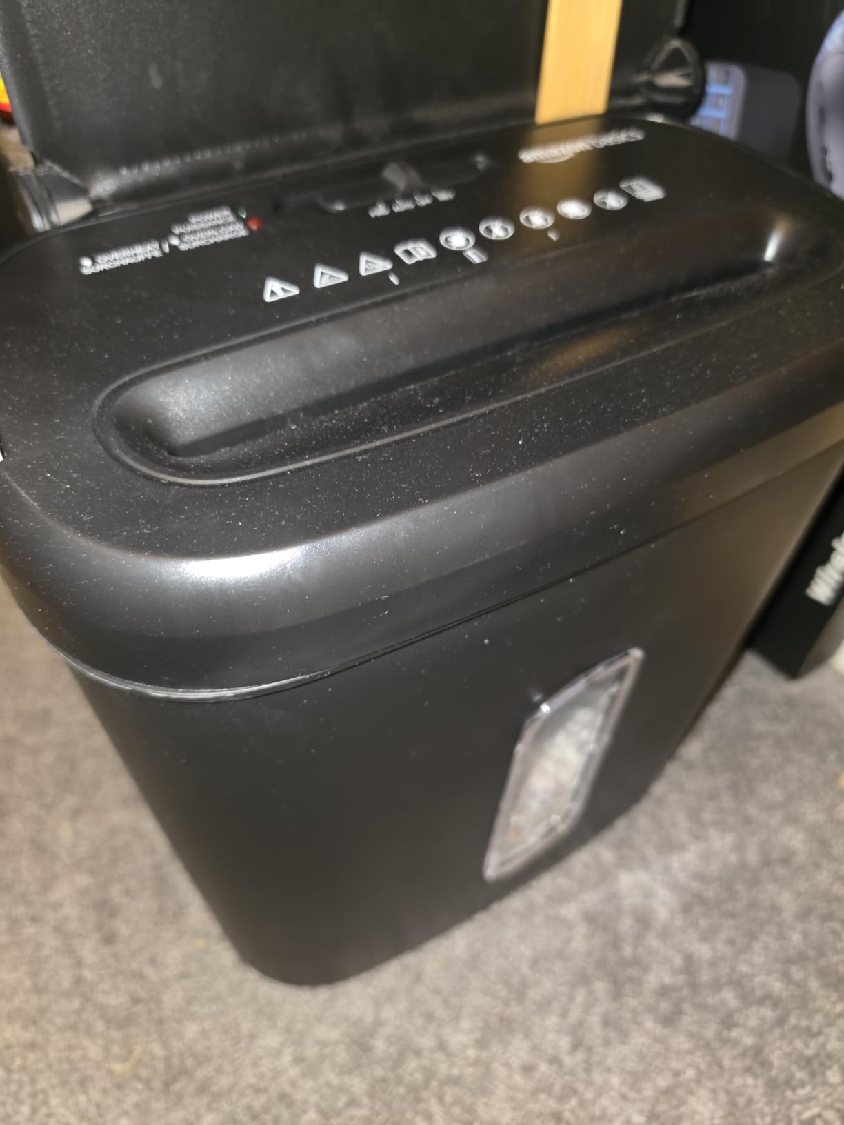 Amazon Basics 200-Sheet Auto Feed Cross-Cut Paper Shredder, High Security P-4, Anti-Jam, 8.5 Gallon Pullout Bin, Black customer photo 1