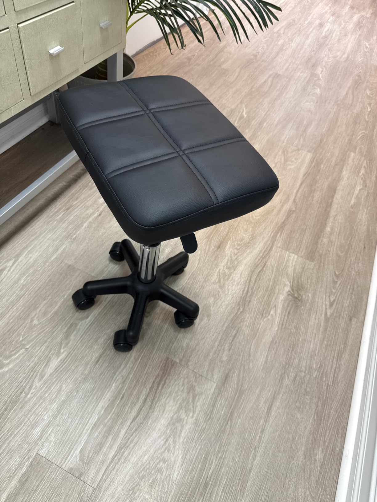 FURWOO Rectangle Rolling Stool with Wheels Height Adjustable Swivel Stool Chair for Spa Salon Massage Black customer photo 1