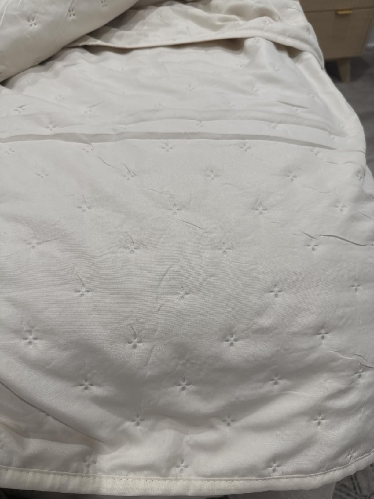 Bedsure Quilts Queen Size - Lightweight Comforter Queen Size for Summer, Bright White Bedspread Quilt with Clover Pattern, Soft Ultrasonic Coverlet, Modern All-Season Bedding, 90 x 96 Inches customer photo 2