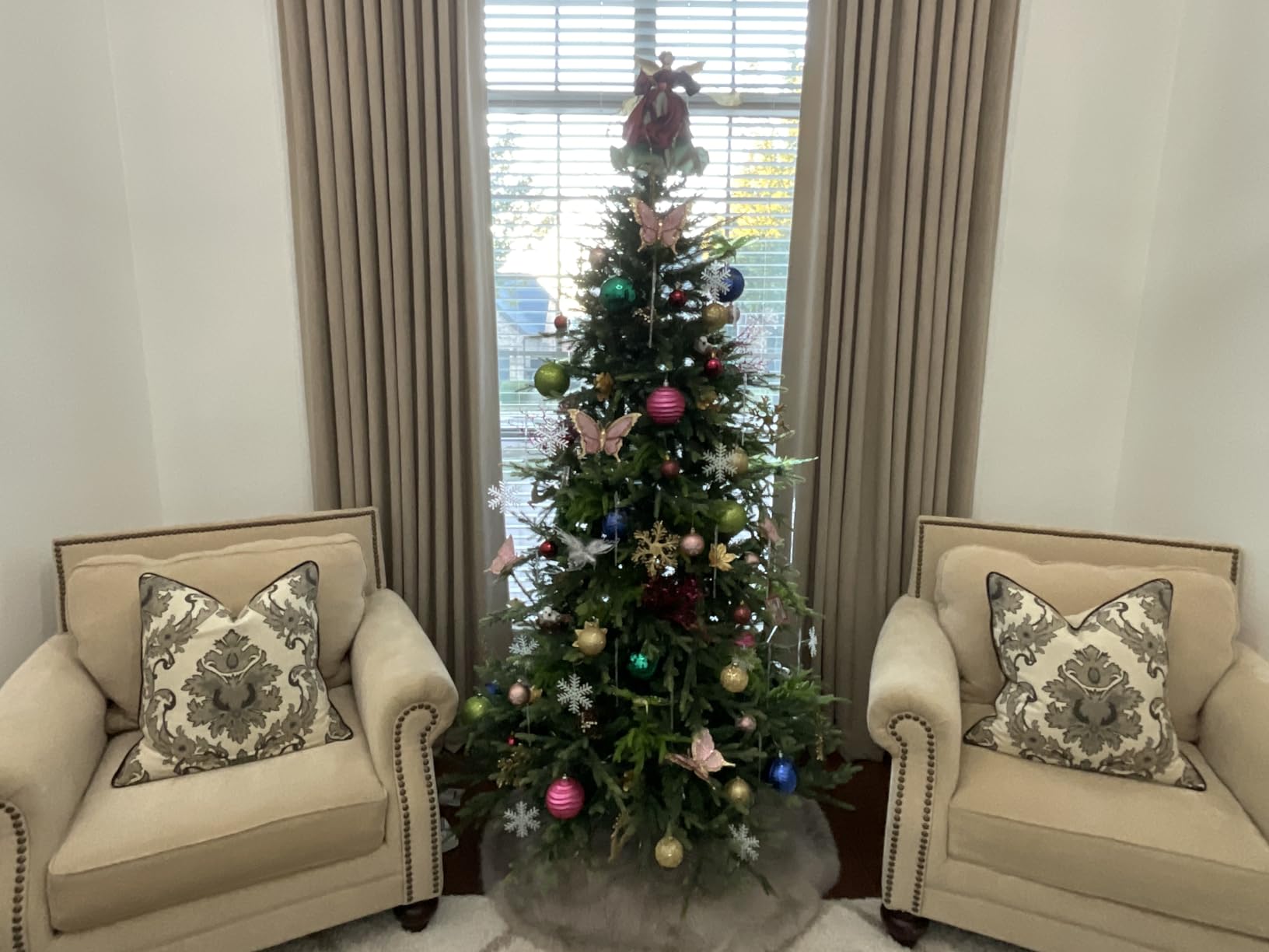 Hykolity 7.5 ft Prelit Flocked Christmas Tree with Realistic PE Foliage customer photo 1