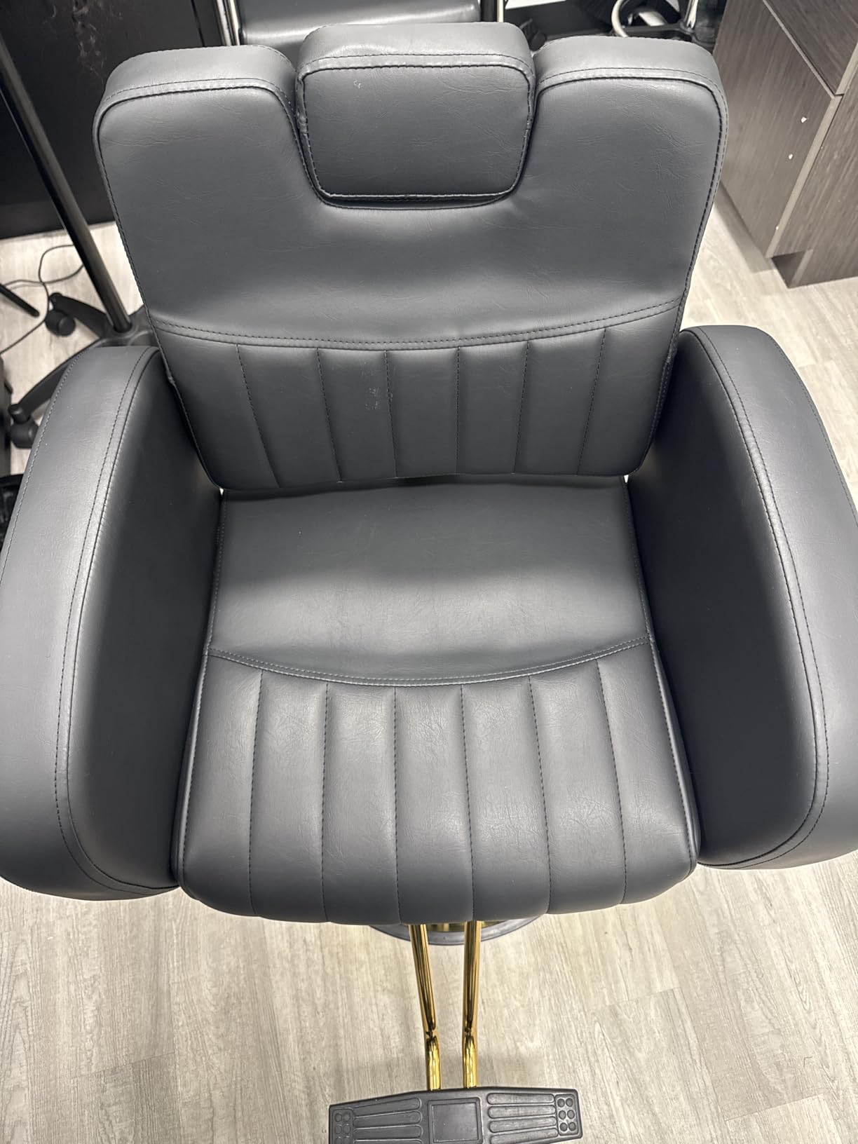 Baasha Reclining Salon Chair for Hair Stylist, 440 lbs Hydraulic Barber Chair with 135° Reclining Backrest, Removable Headrest, 360° Swivel, All Purpose Styling Chair, Black Gold customer photo 2