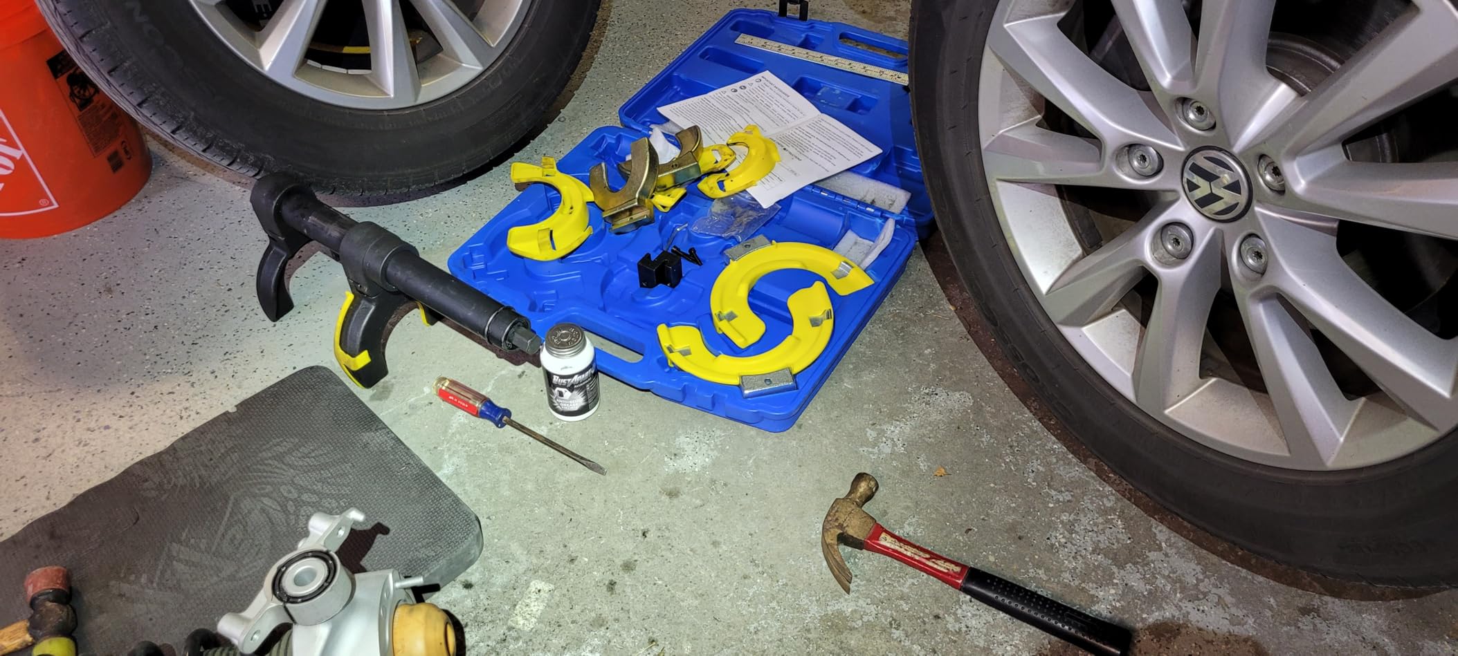 VEVOR Strut Spring Compressor Set, Macpherson Strut Spring Compressor Kit, Interchangeable Fork Strut Coil Extractor Remover Tool, with Yellow Protective Sleeve and Carrying Case customer photo 2