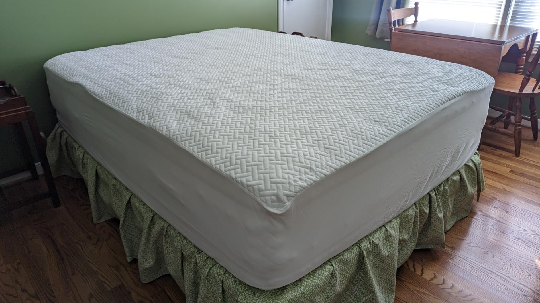Queen Waterproof Mattress Protector, Premium Viscose from Bamboo Mattress Pad Ultra Soft Breathable, Noiseless Mattress Cover Fitted 8