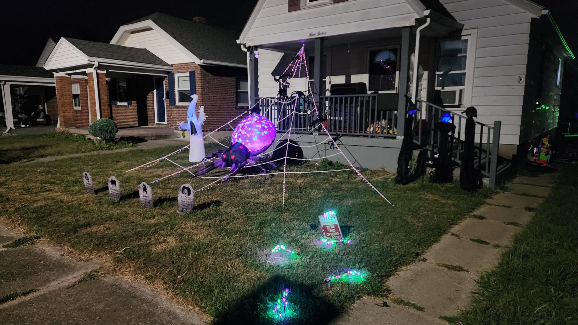 GOOSH 5 FT Width Halloween Inflatable Spider Outdoor Decoration with Magic Light, Blow Up Yard Inflatables Holiday Inflatables for Outdoor Yard Garden Lawn Decor customer photo 2