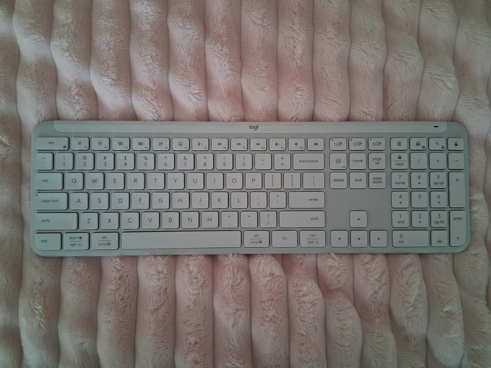 Logitech Signature Slim K950 Wireless Keyboard with Quiet Typing - Graphite customer photo 2