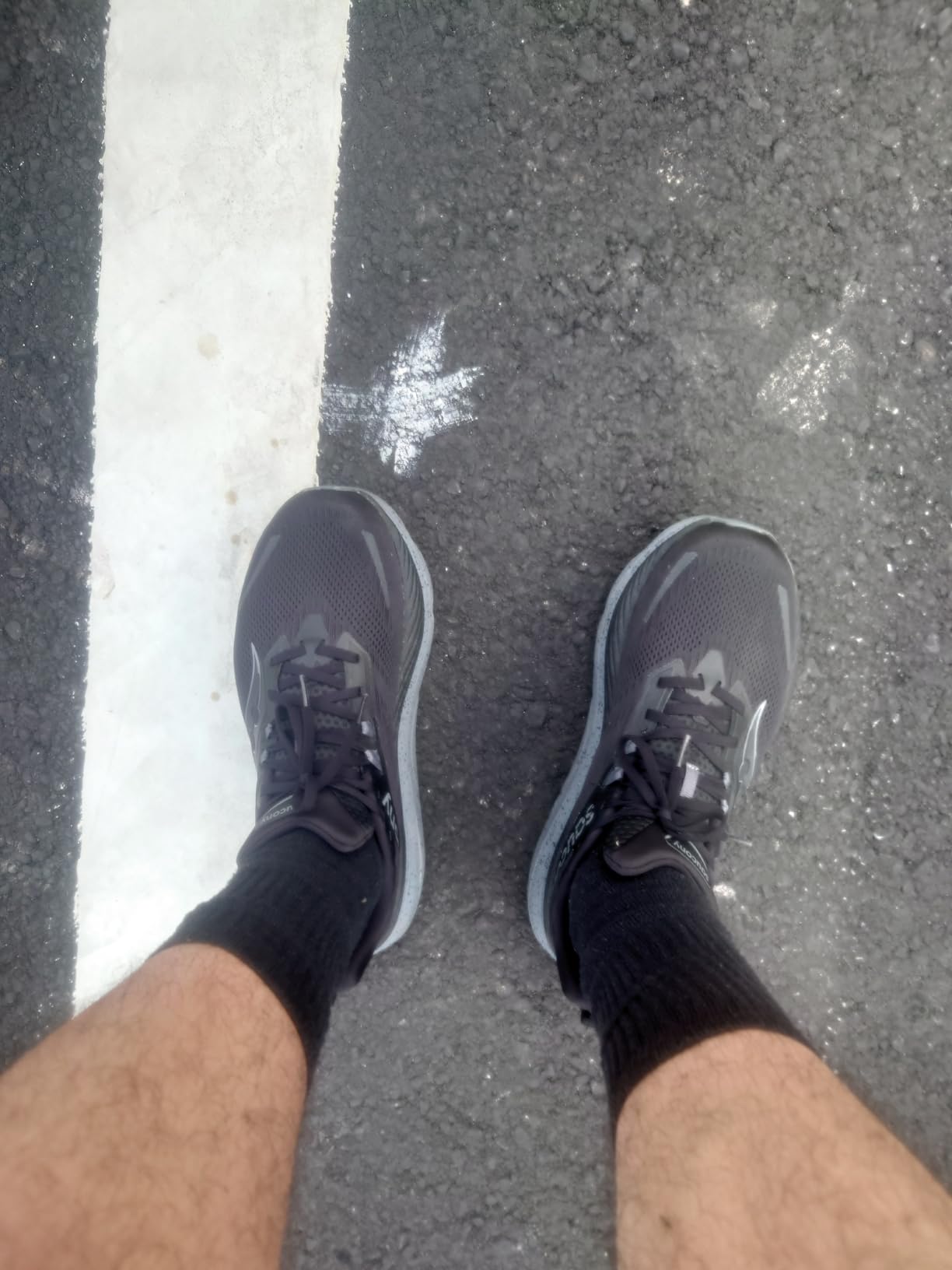 Saucony Men's Hurricane 24 Sneaker customer photo 2