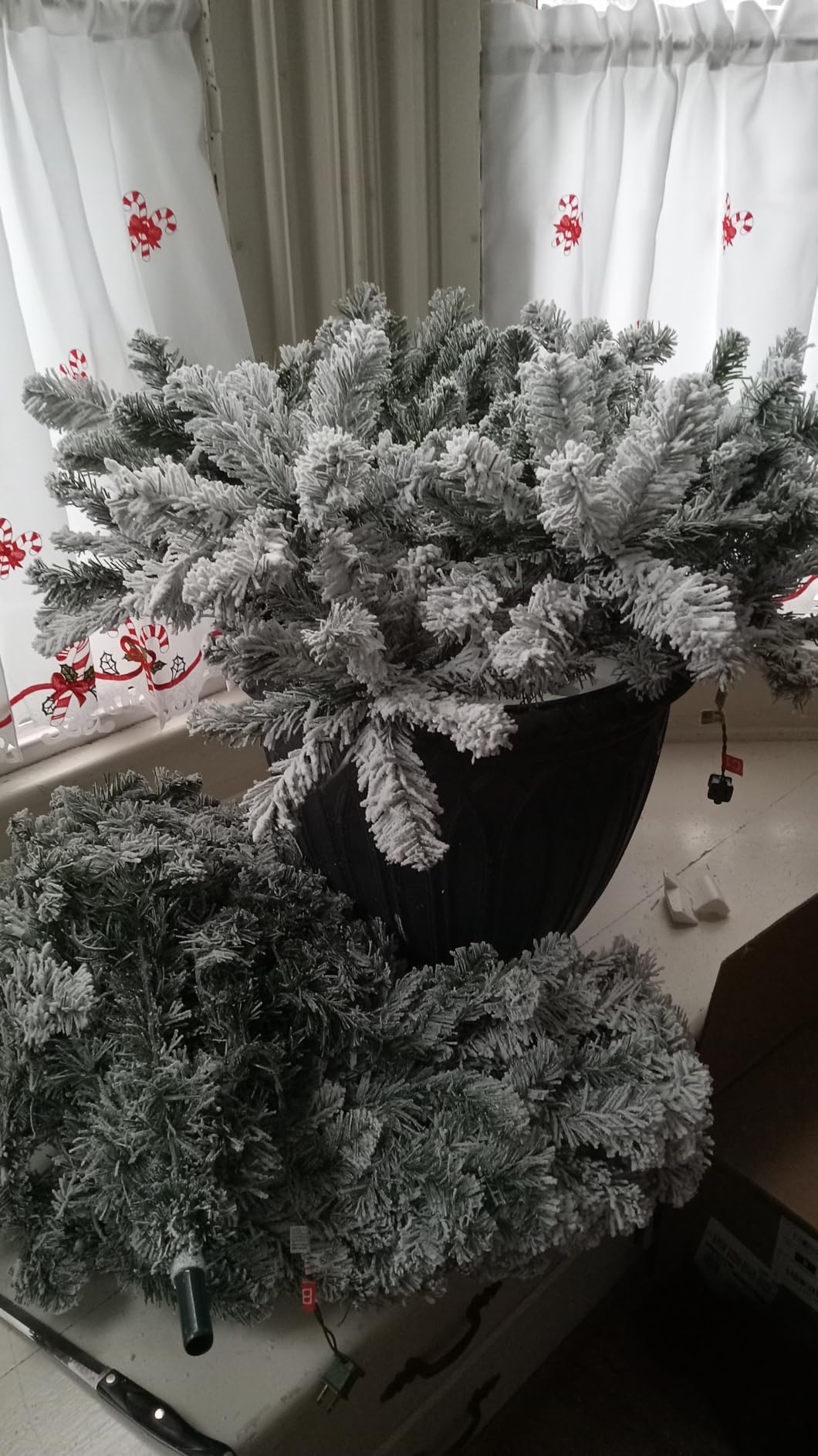 SHareconn 7ft Snow Flocked Spruce Pre-lit Artificial Christmas Tree, White customer photo 2