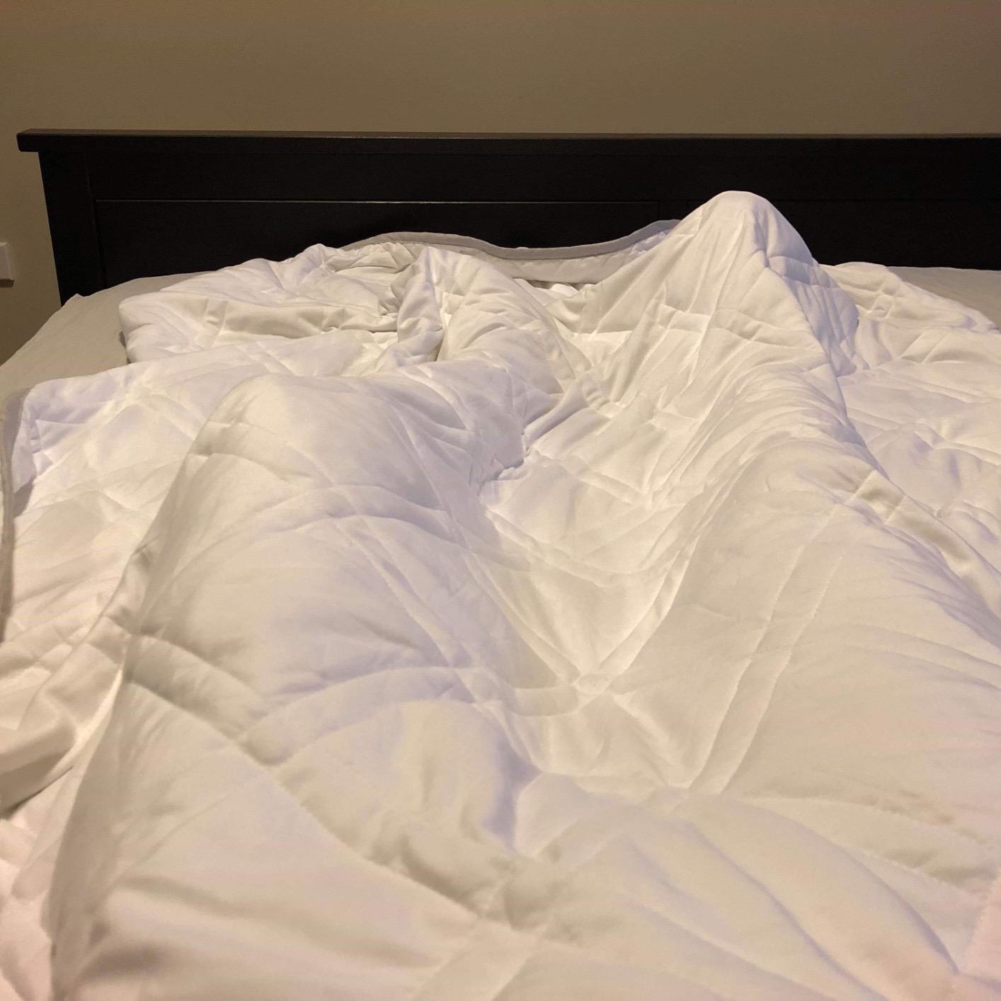 Aricove King Size Weighted Blanket, 22lbs, Cooling Weighted Blankets for Adults, Silky Soft Bamboo Viscose, 88x104 inches, Machine Washable, White customer photo 2