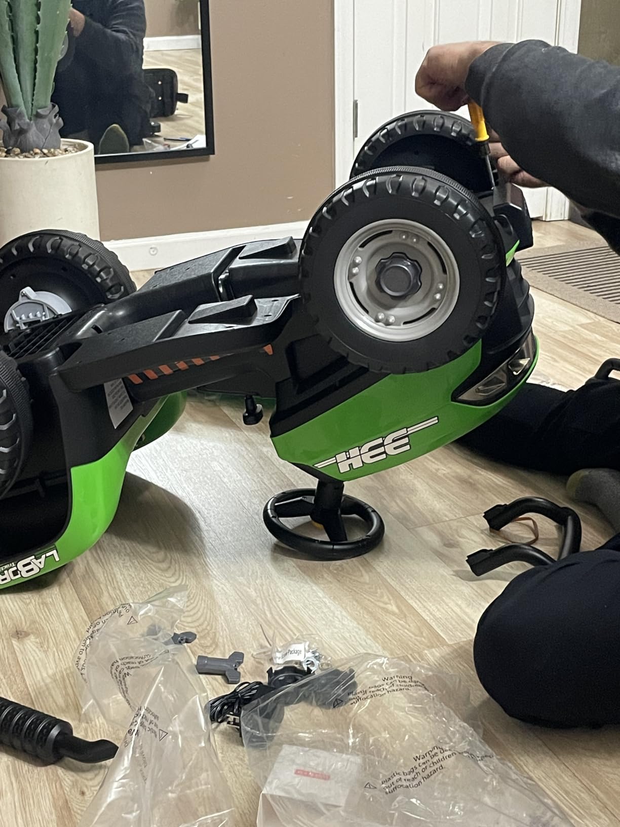 ARBELI 24V Ride On Tractor w/2.4G Remote Control, Tiltable Trailer, Green customer photo 2