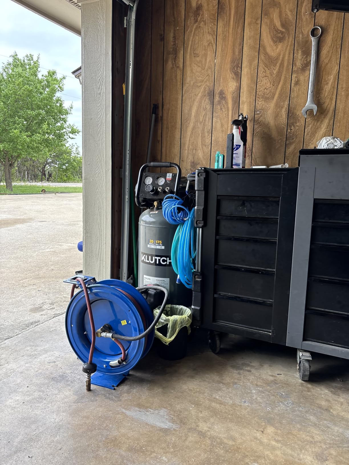 Klutch 29-Gallon Air Compressor, 2.5 HP, 120V, 175 PSI, 5.1 CFM at 90 PSI customer photo 2
