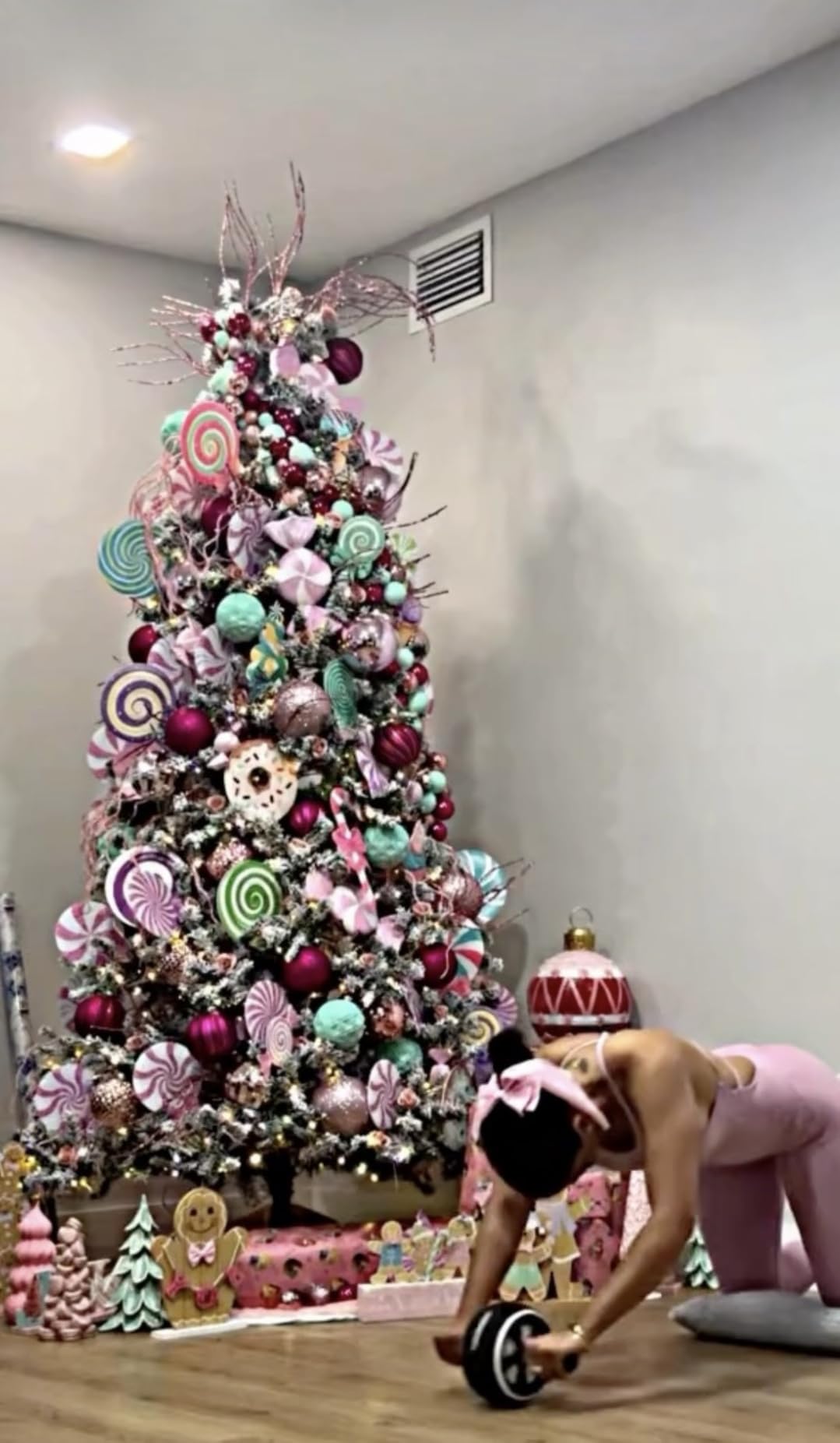 YITAHOME Prelit Snow Flocked Artificial Full Christmas Tree 9ft with Remote Control, Christmas Pine Tree with 11 Light-Modes, 2094 Branch Tips, and Foldable Base for Home, Party Decoration customer photo 1