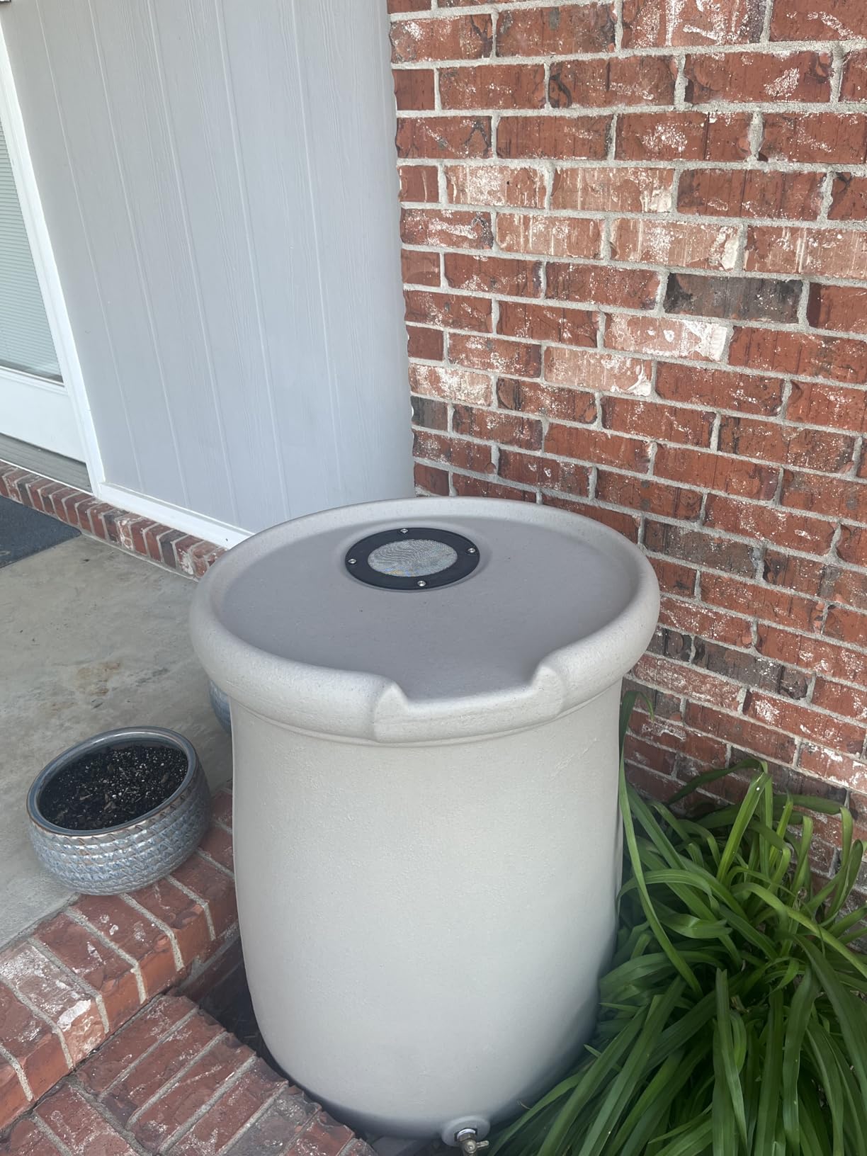 Step2 Fernway Rain Barrel, Outdoor Water Conservation Container, Holds 50 Gallons, Gray customer photo 2